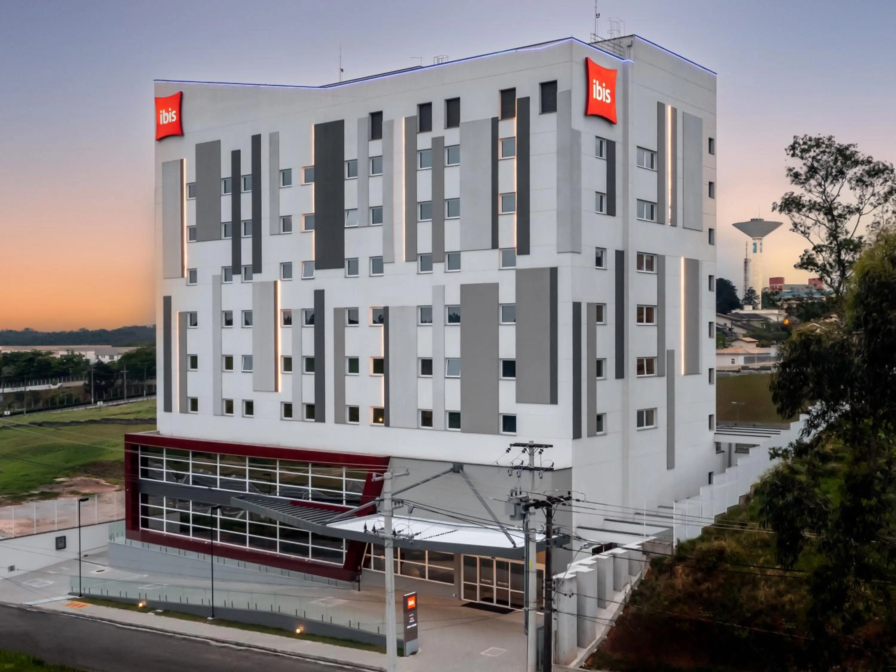 Property building in Ibis Aruja