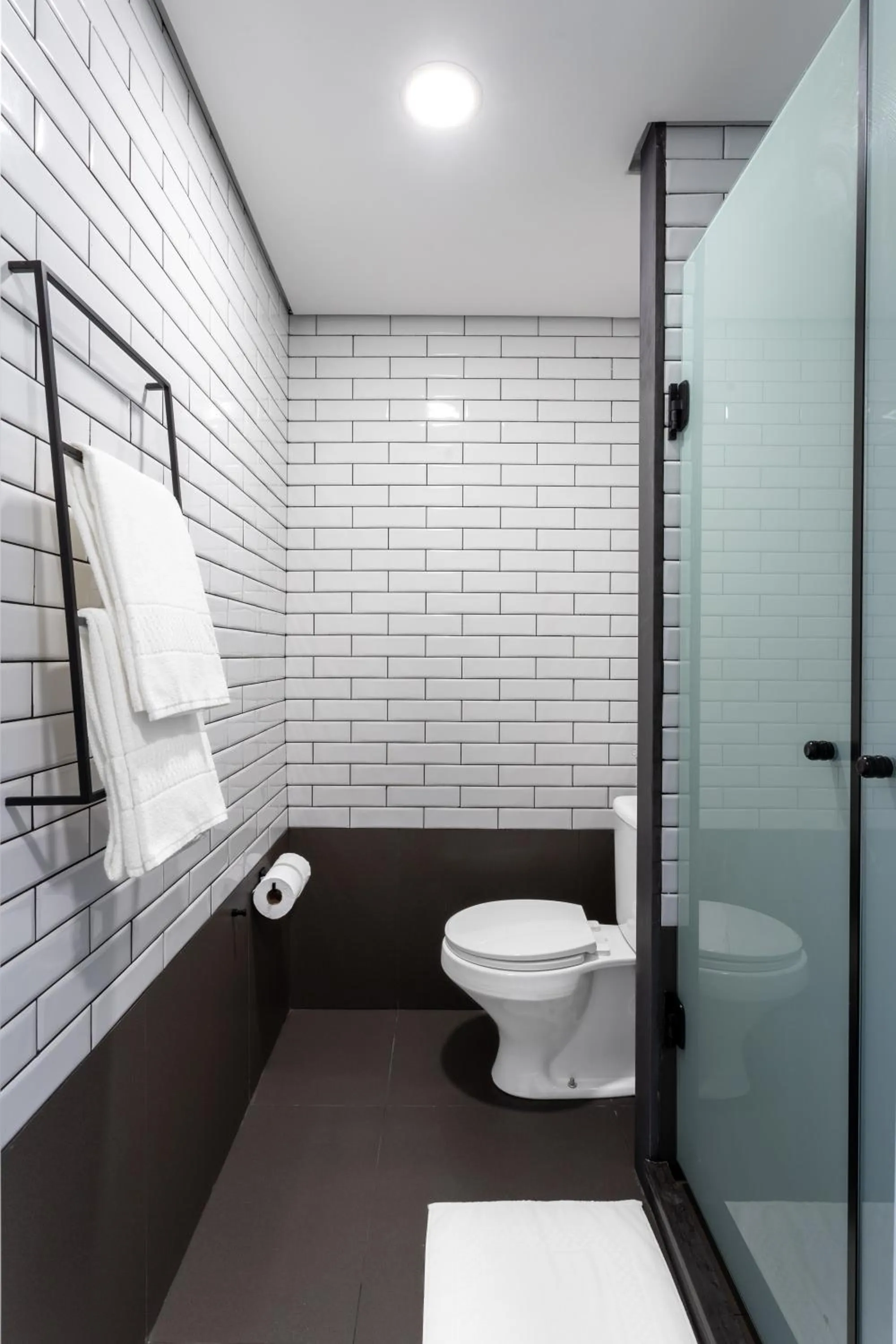 Bathroom in Ibis Aruja