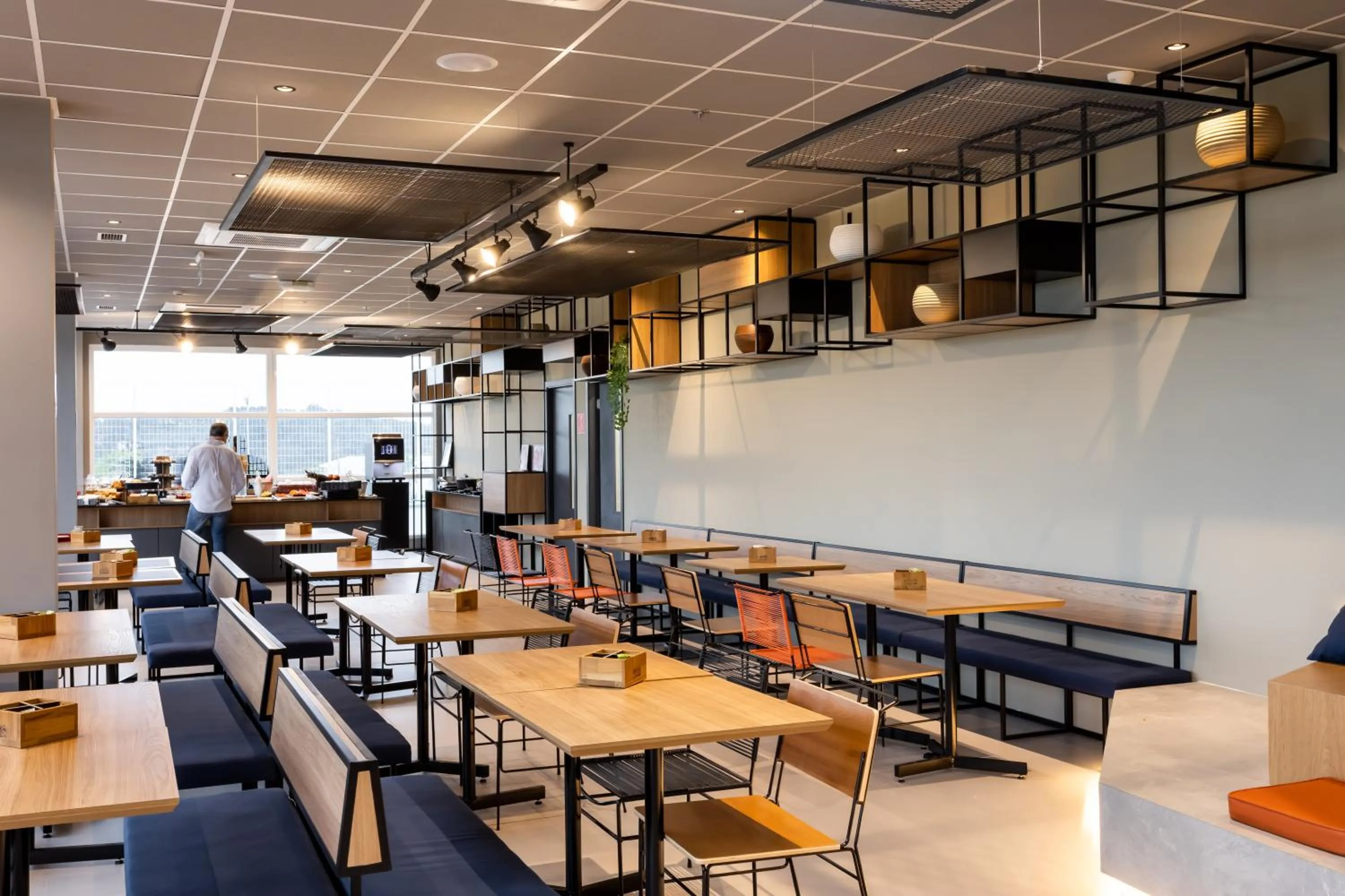 Restaurant/places to eat in Ibis Aruja