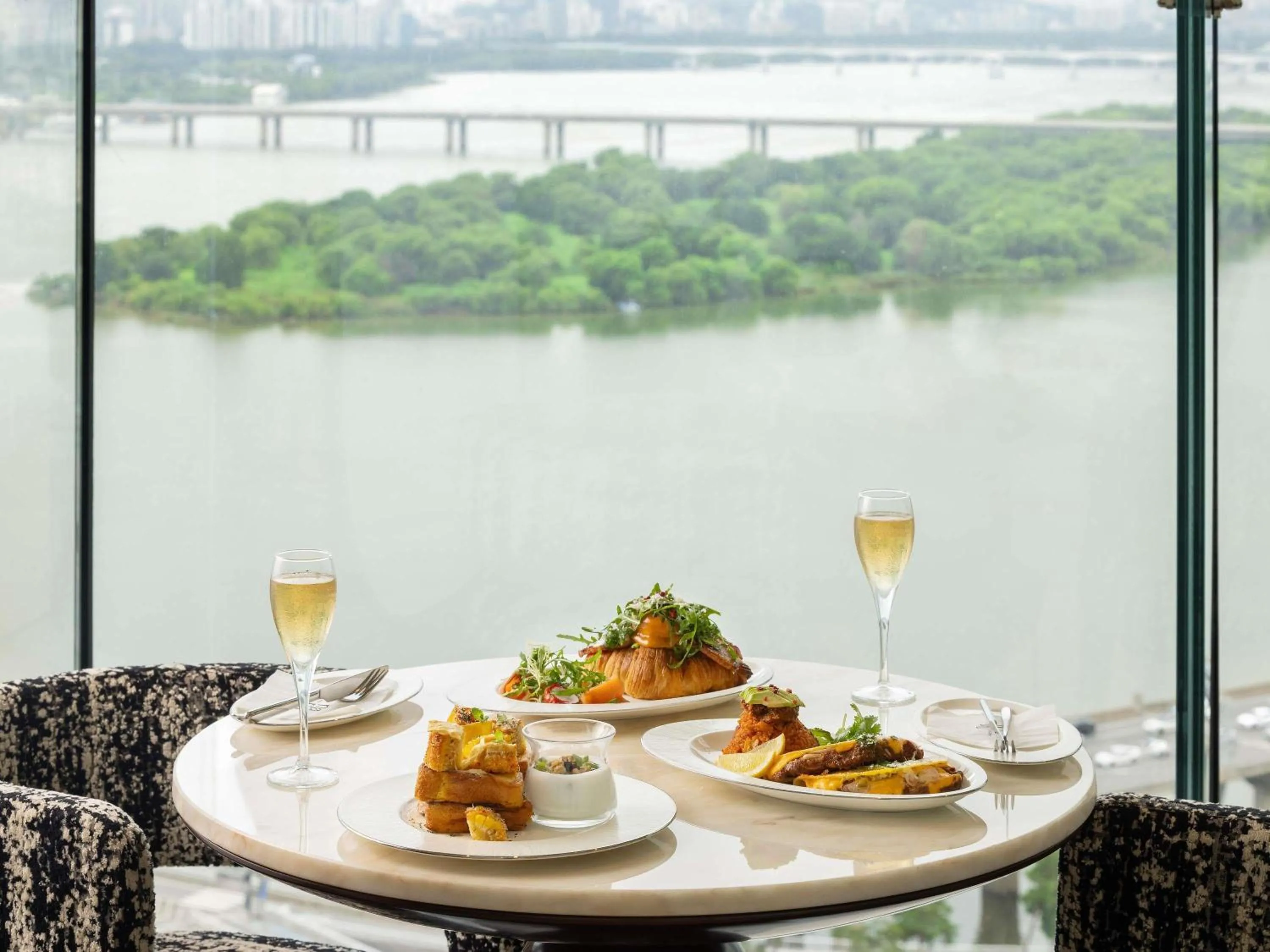 Lounge or bar in Naru Ambassador Hotel Seoul - MGallery Collection