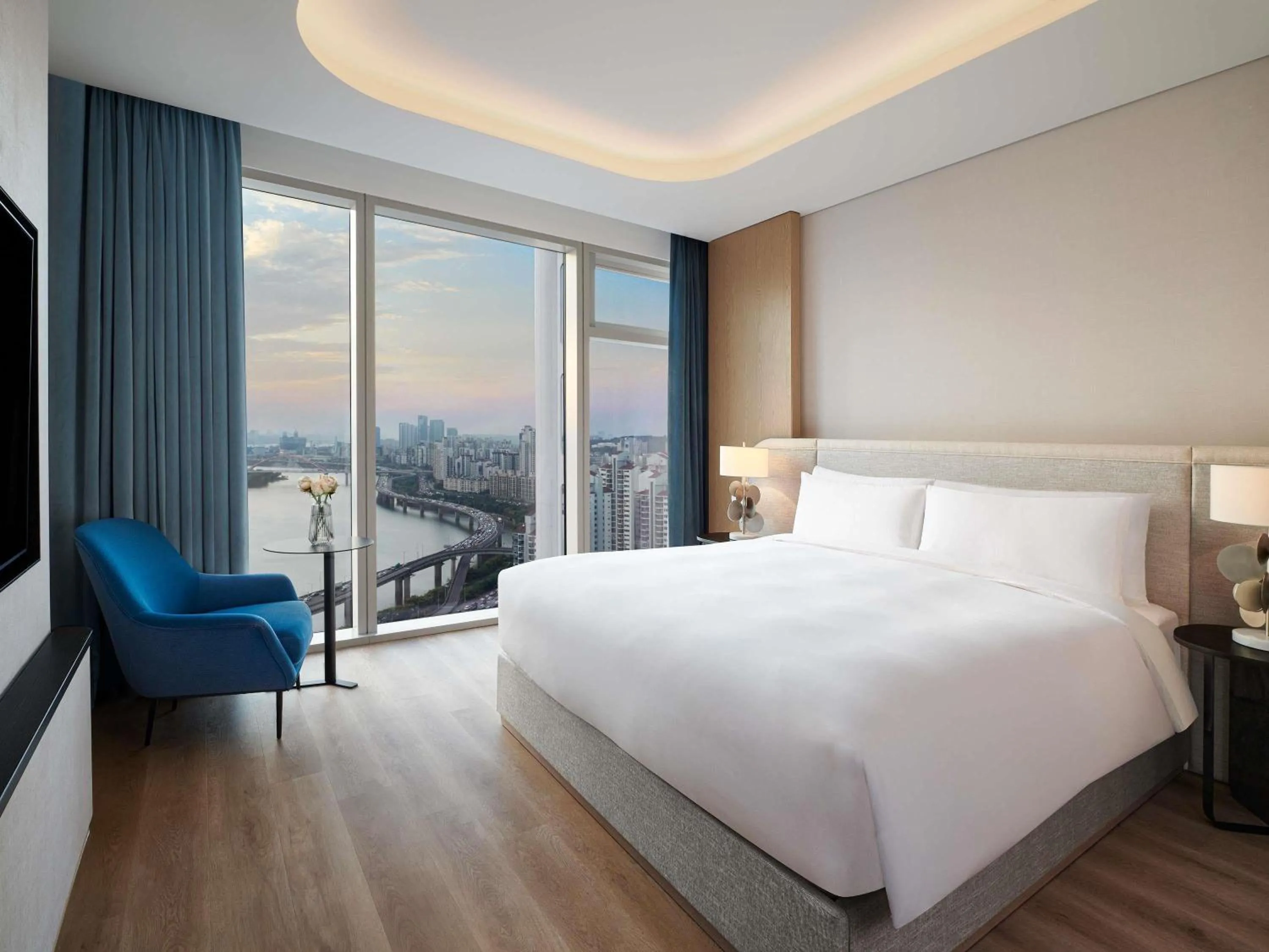 Bedroom, Bed in Naru Ambassador Hotel Seoul - MGallery Collection