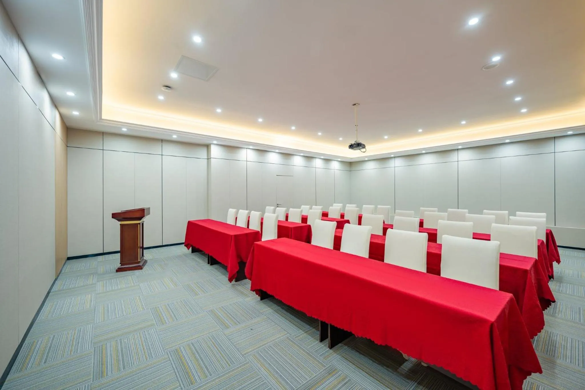 Meeting/conference room in Holiday Inn Express Chengdu Tianfu Square by IHG - Chunxi Road and Kuanzhai Alley