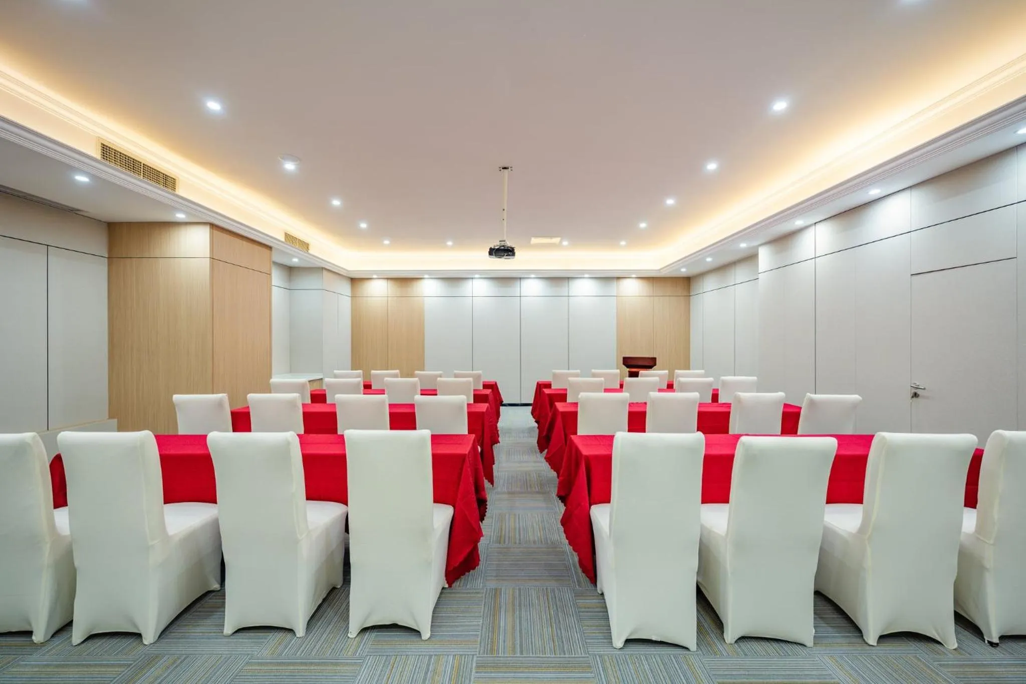 Meeting/conference room in Holiday Inn Express Chengdu Tianfu Square by IHG