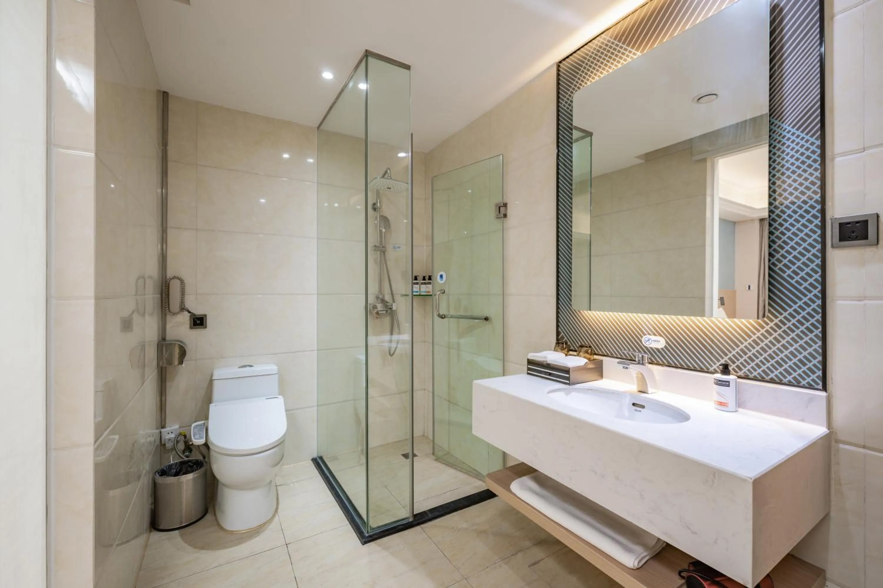 Shower in Holiday Inn Express Chengdu Tianfu Square by IHG - Chunxi Road and Kuanzhai Alley
