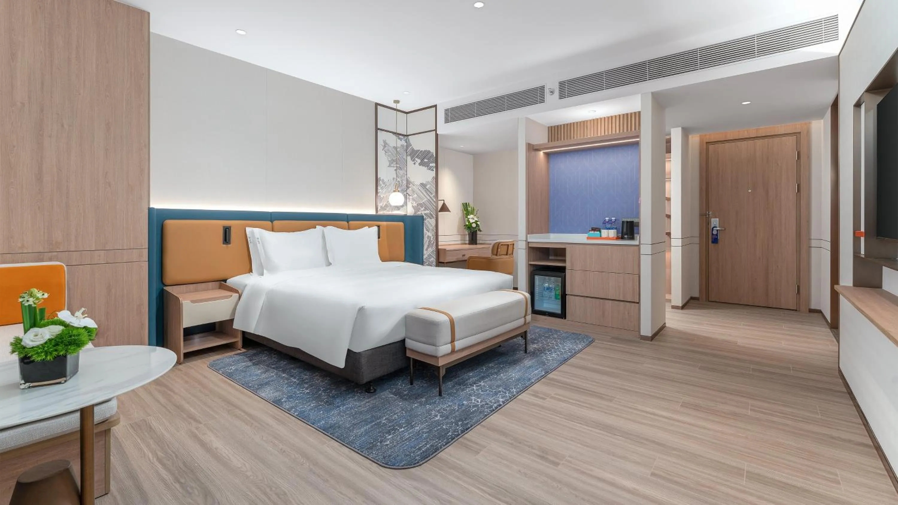 Photo of the whole room, Bed in Holiday Inn Express Shunde Daliang by IHG