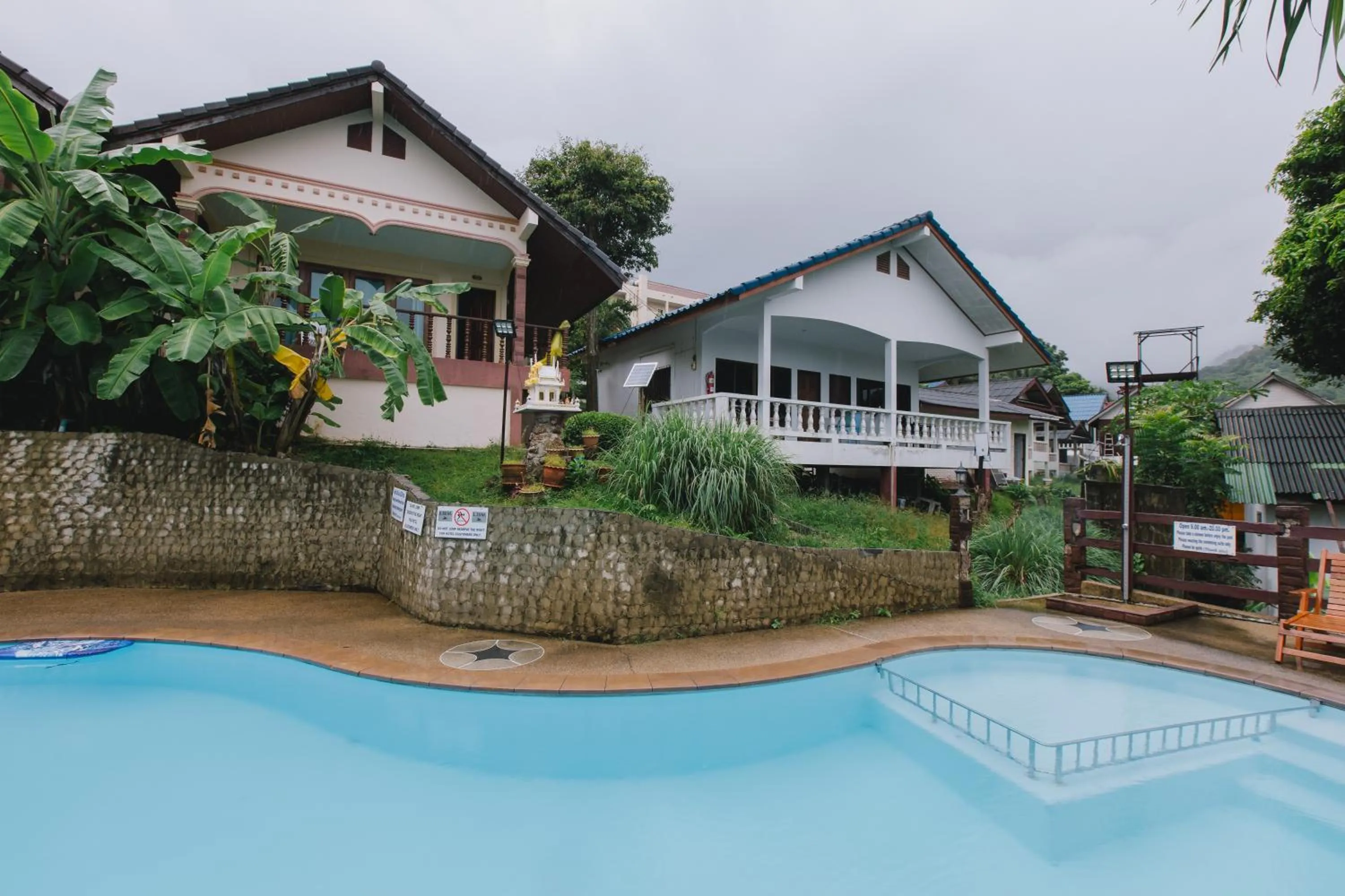 Swimming pool in Kataonsea bungalows