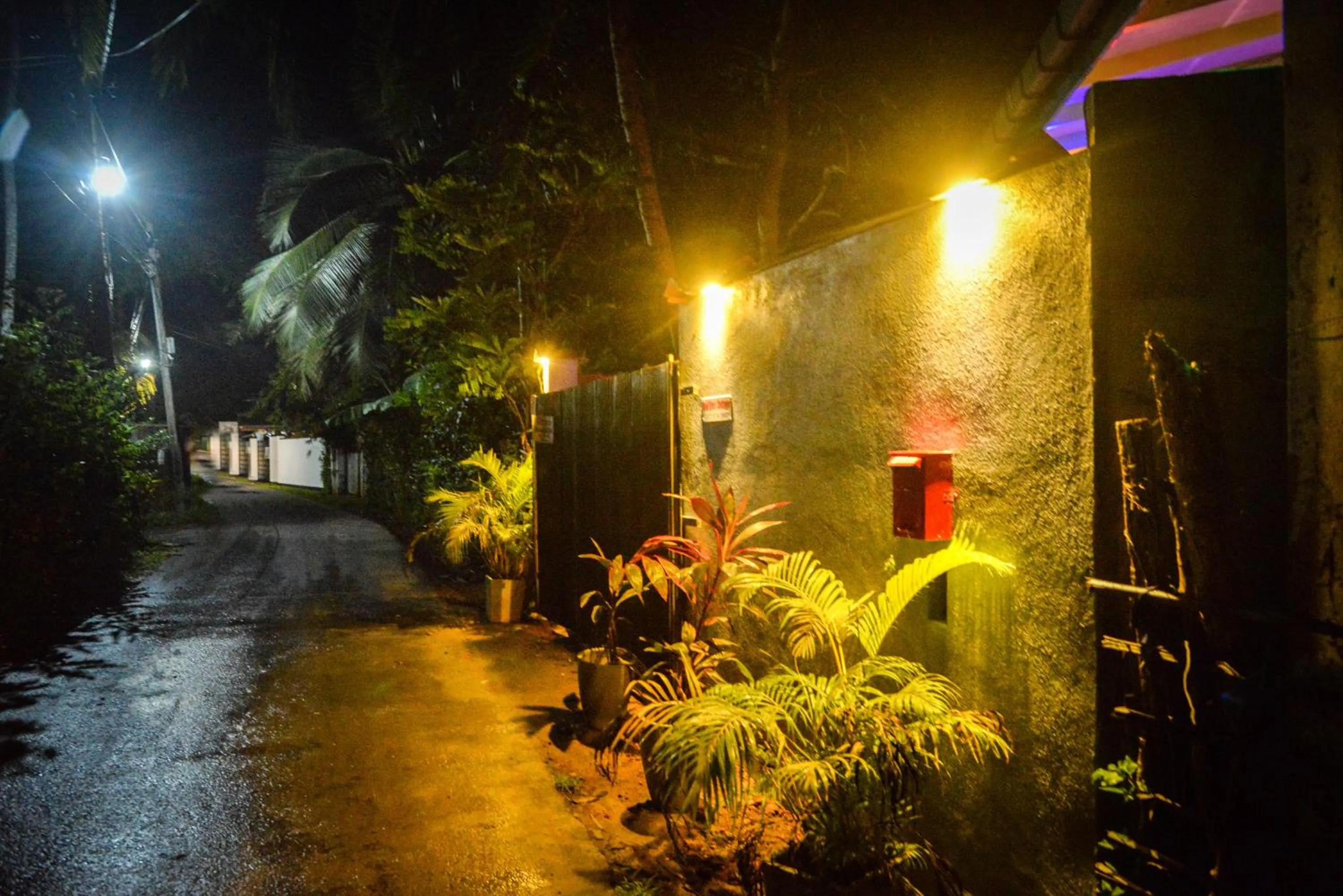 Night in Red Eyes Cottage-Hikkaduwa
