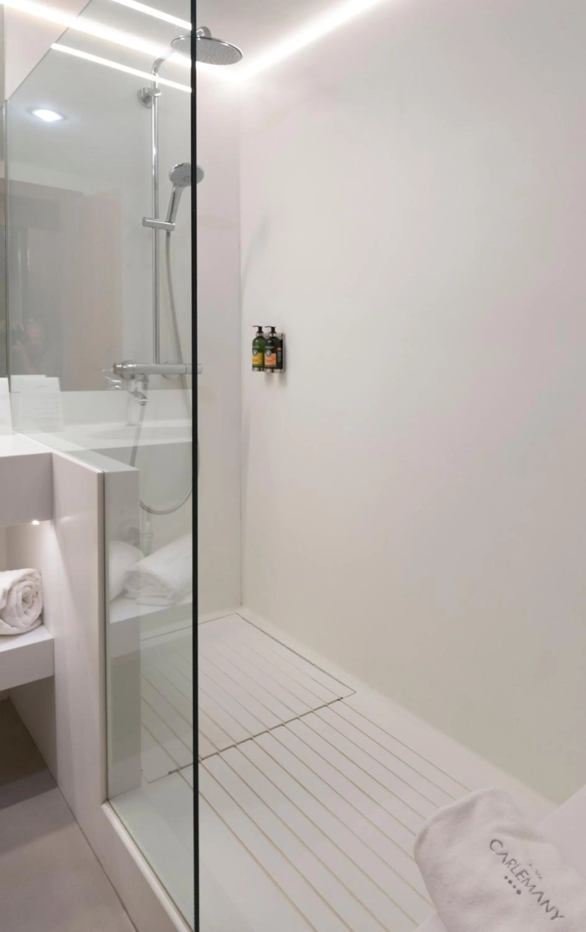 Shower in Carlemany Girona