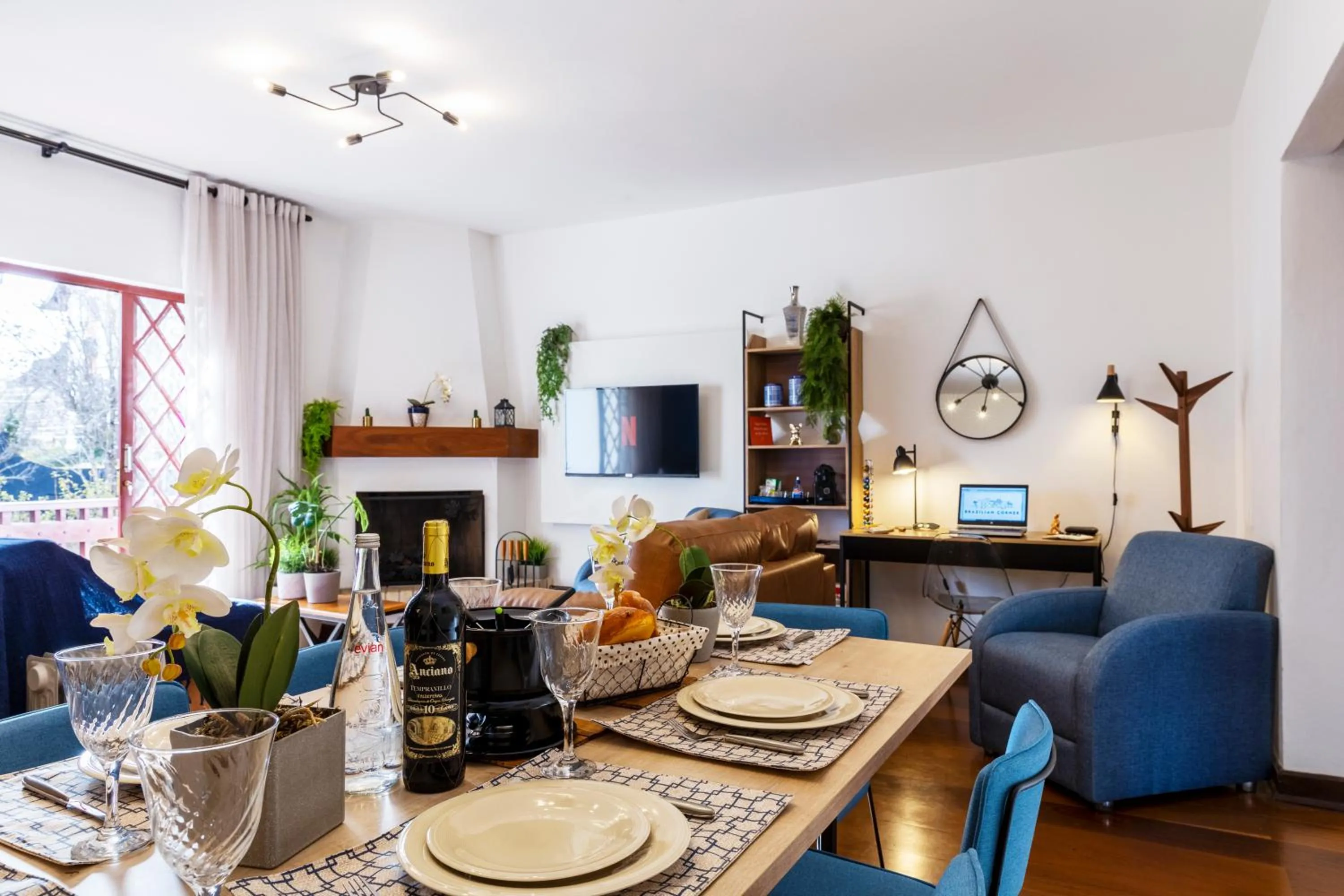 Communal lounge/ TV room in 3 Quartos no Capivari com Lareira