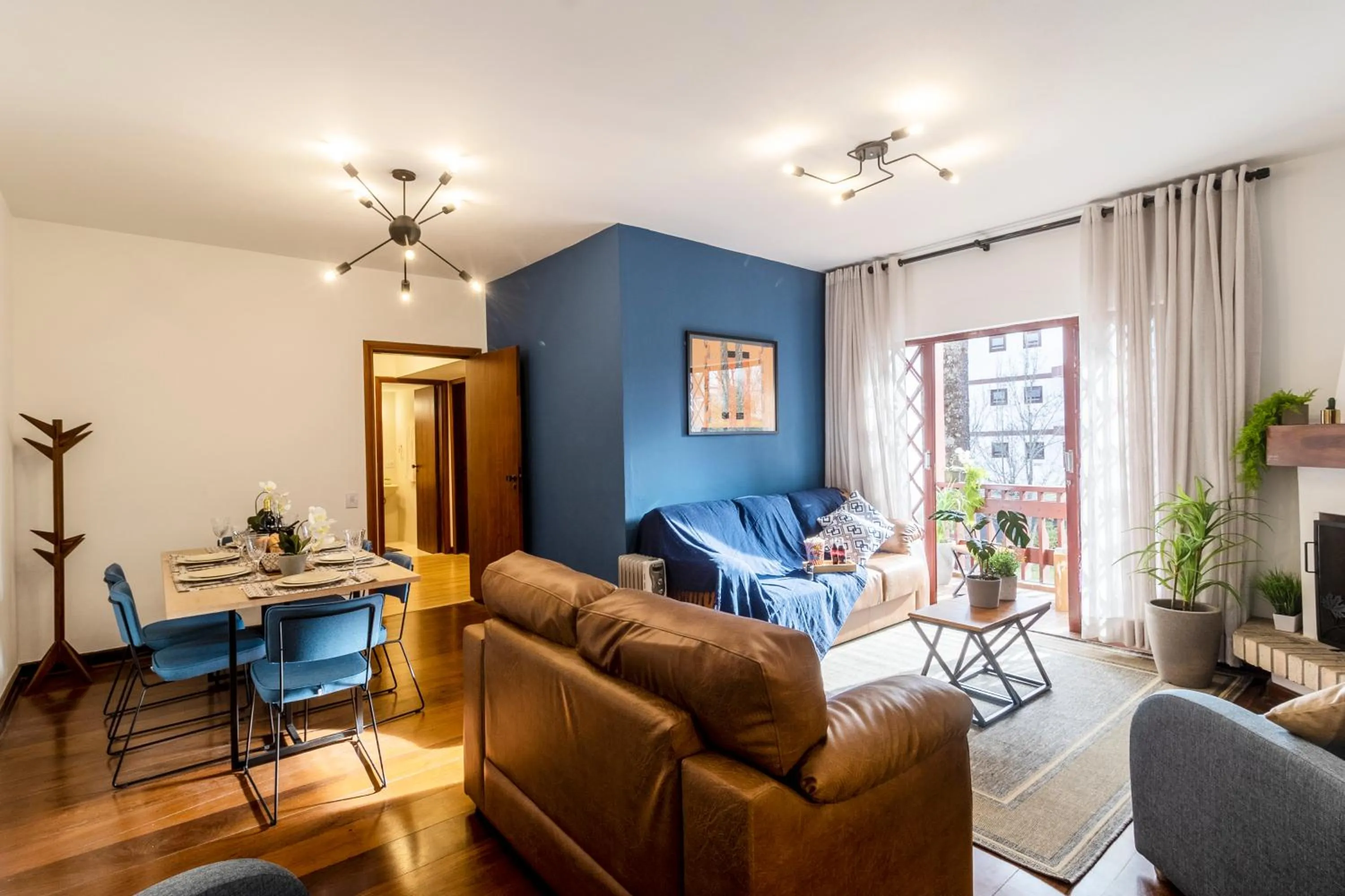 Living room in 3 Quartos no Capivari com Lareira