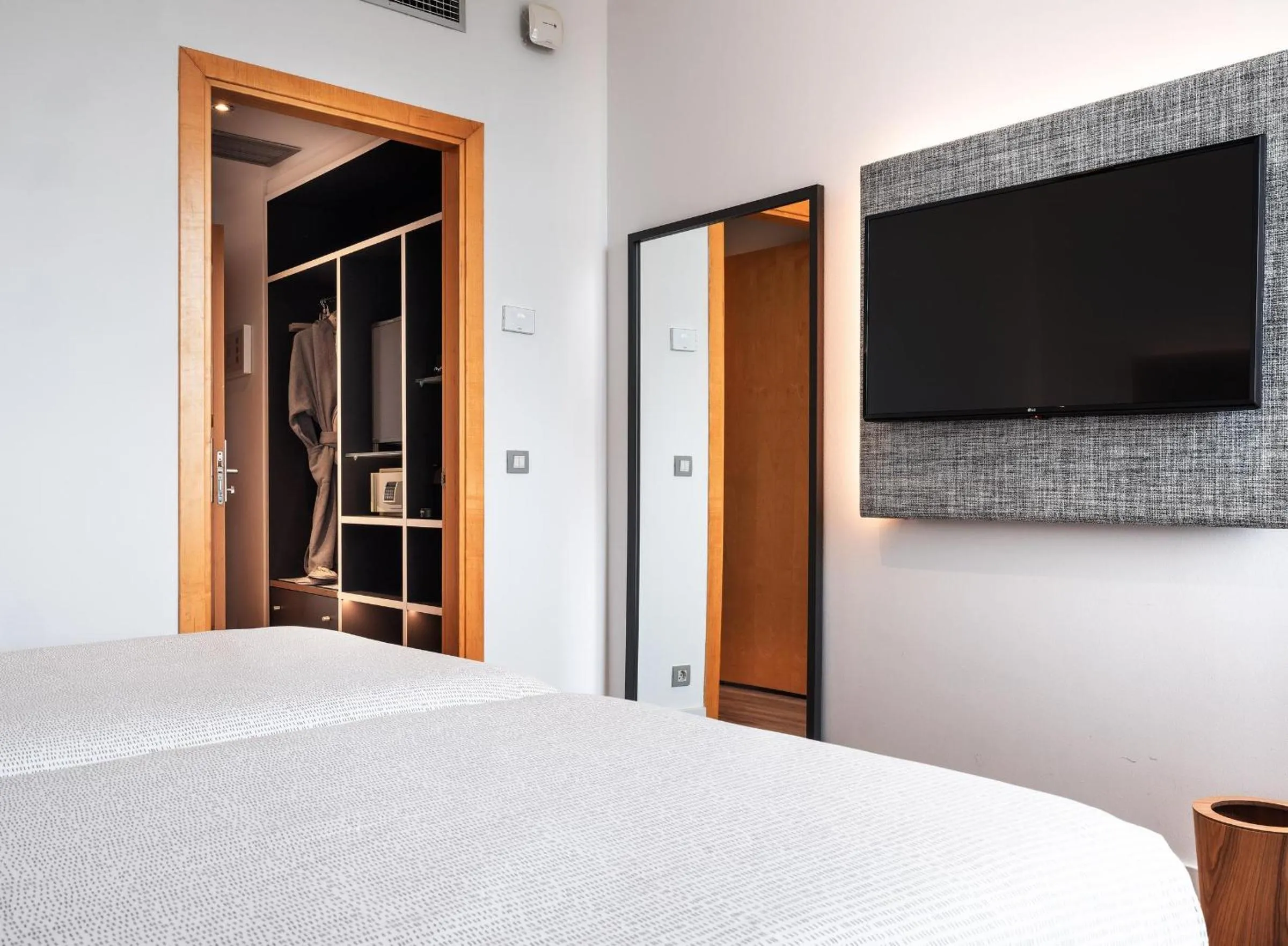 Communal lounge/ TV room, Bed in INNSiDE by Meliá Barcelona Aeropuerto