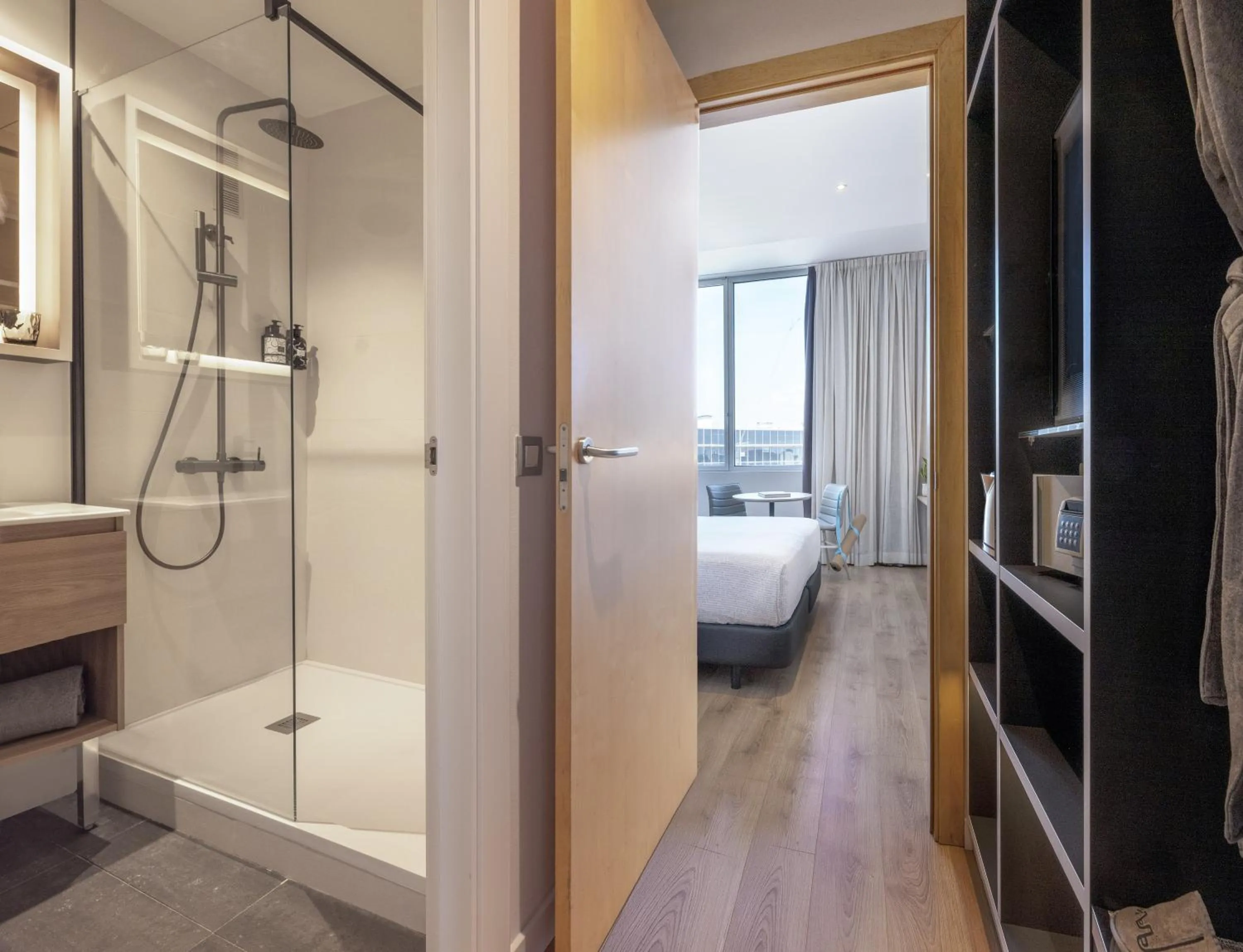 Shower, Bed in INNSiDE by Meliá Barcelona Aeropuerto