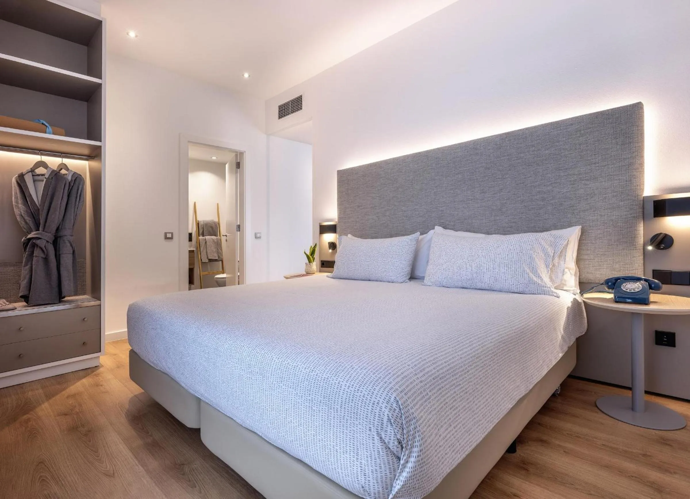 Bed in INNSiDE by Meliá Barcelona Aeropuerto