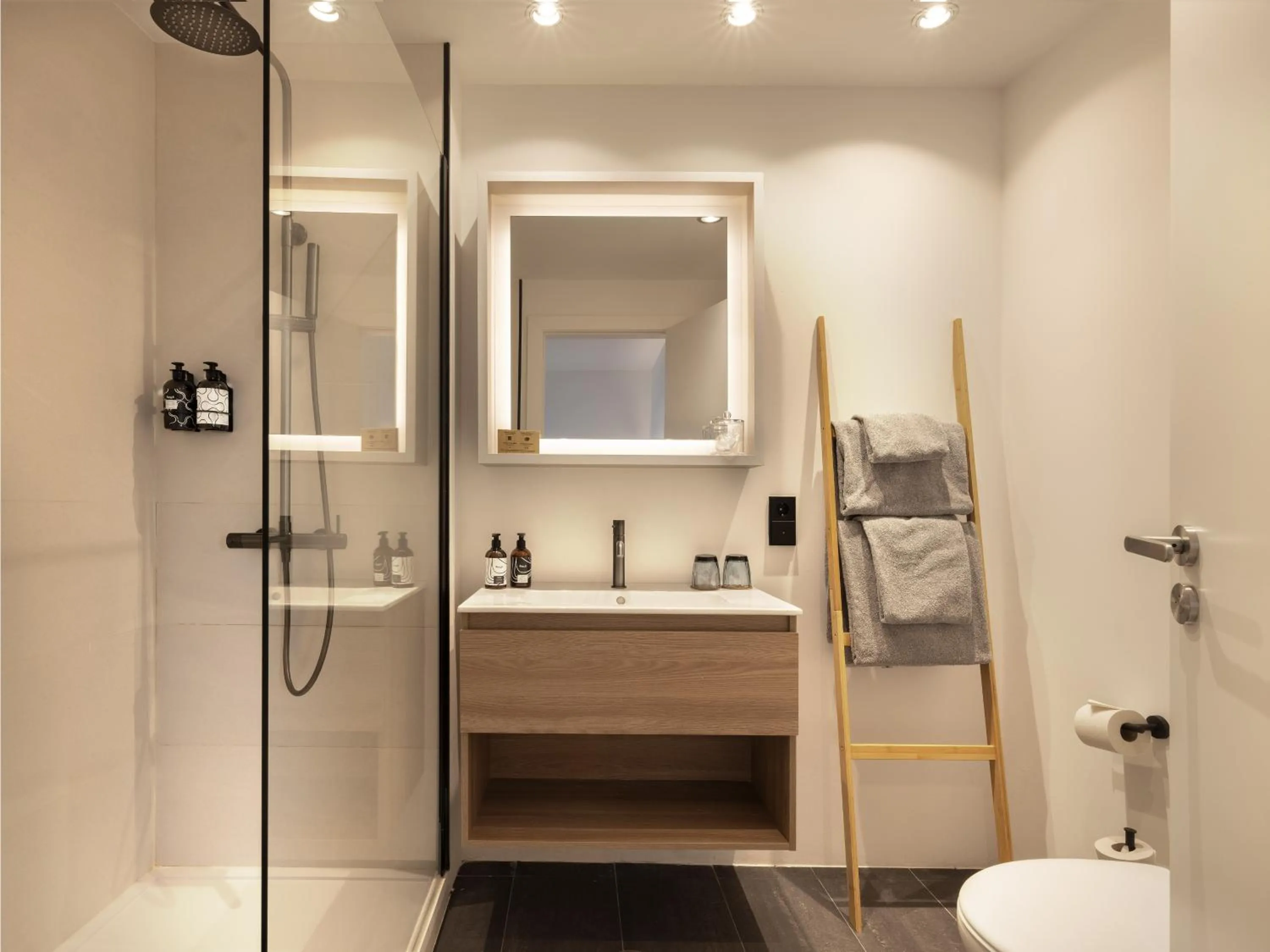 Bathroom in INNSiDE by Meliá Barcelona Aeropuerto