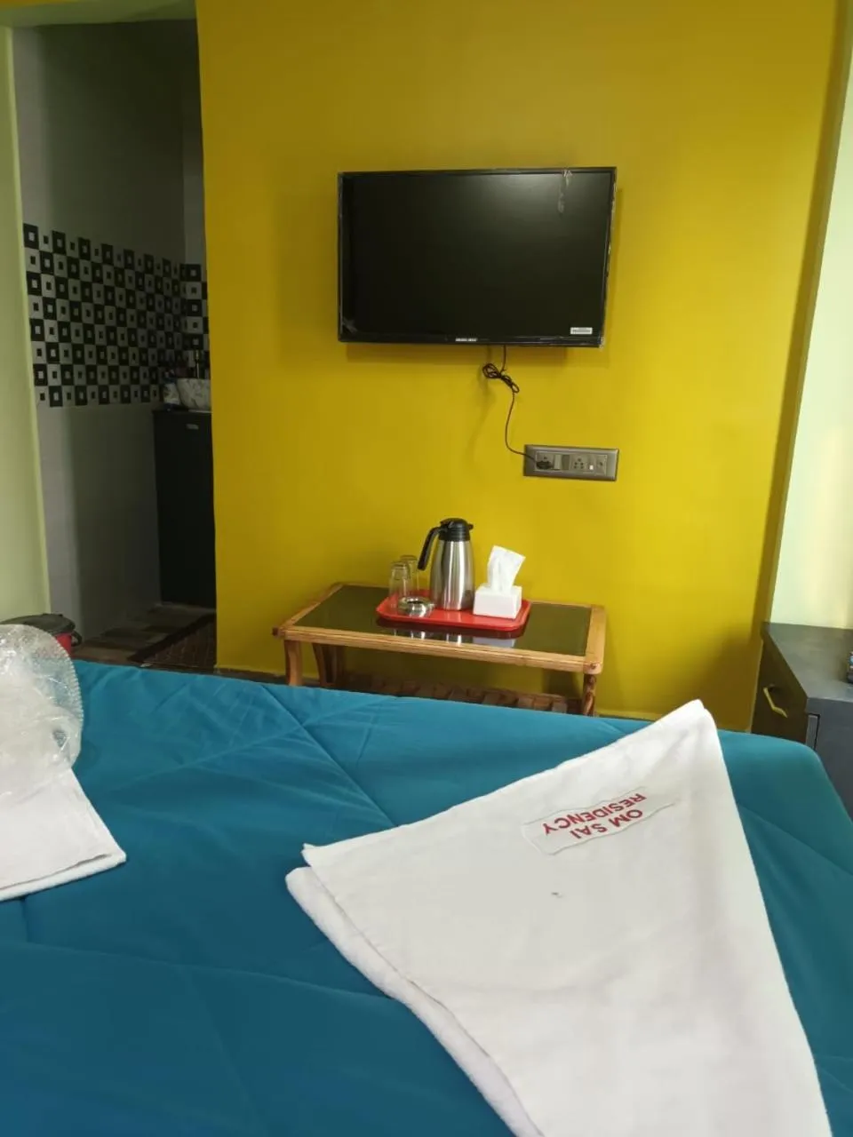 Bed, TV/Entertainment Center in Hotel Om Sai Residency By WB Inn