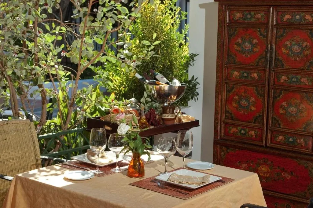 Restaurant/places to eat in Hotel Alcadima