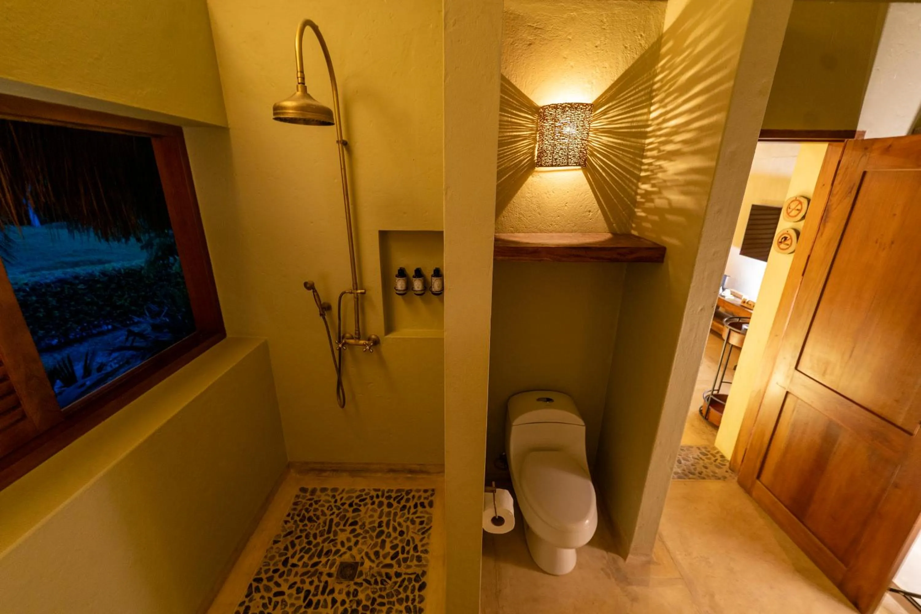 Shower in Nativa Refugio Escondido