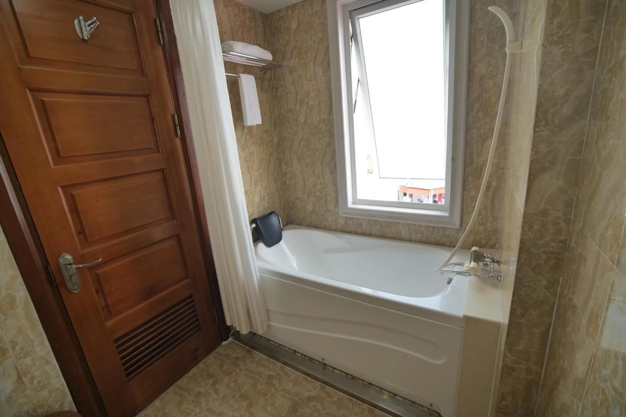 Bath in Trang Thanh Luxury Apartment