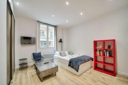 Bed in ParisConciergerie - Studio Champs Elysees