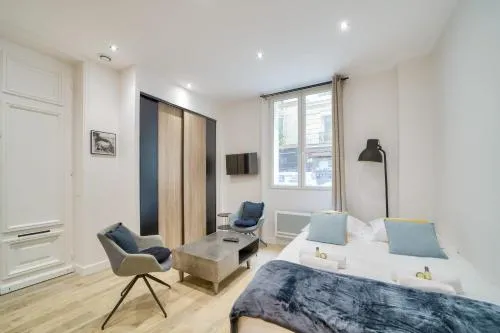 Bed in ParisConciergerie - Studio Champs Elysees