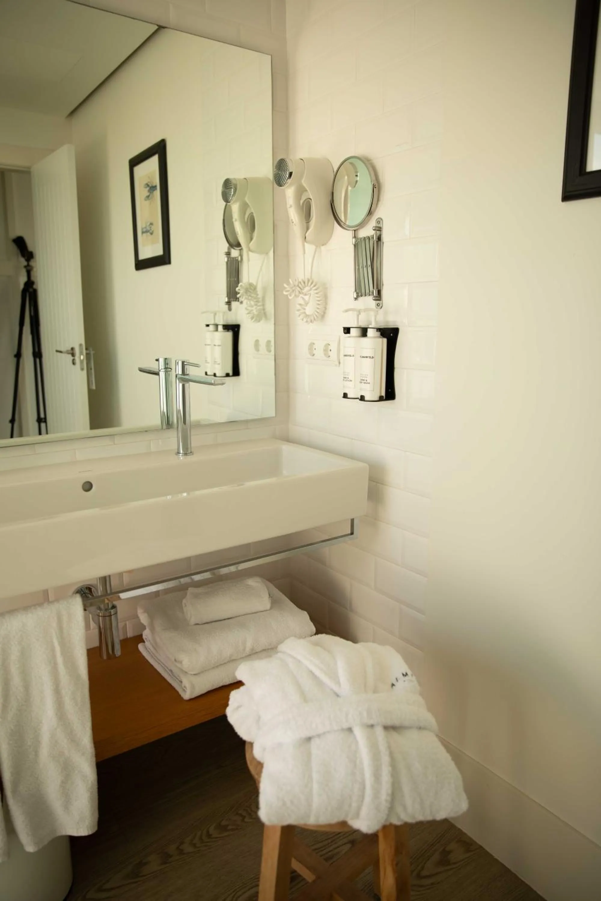 Bathroom, Bed in Hotel Almirante