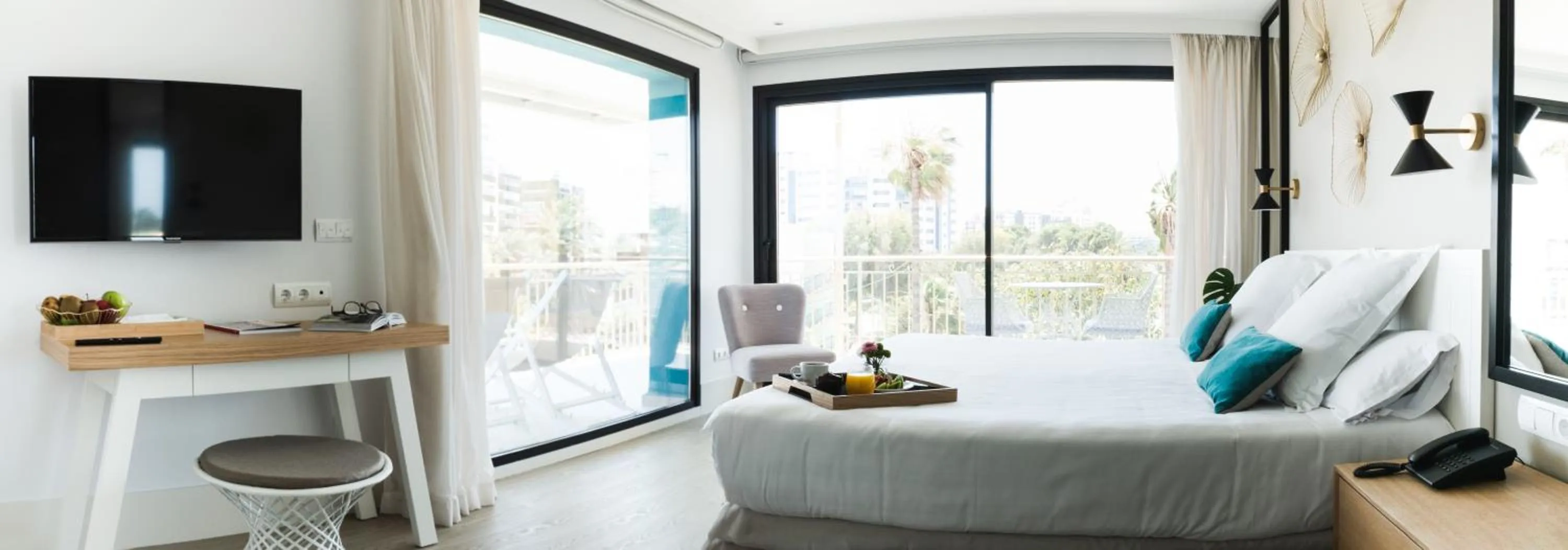 Communal lounge/ TV room in Hotel Almirante