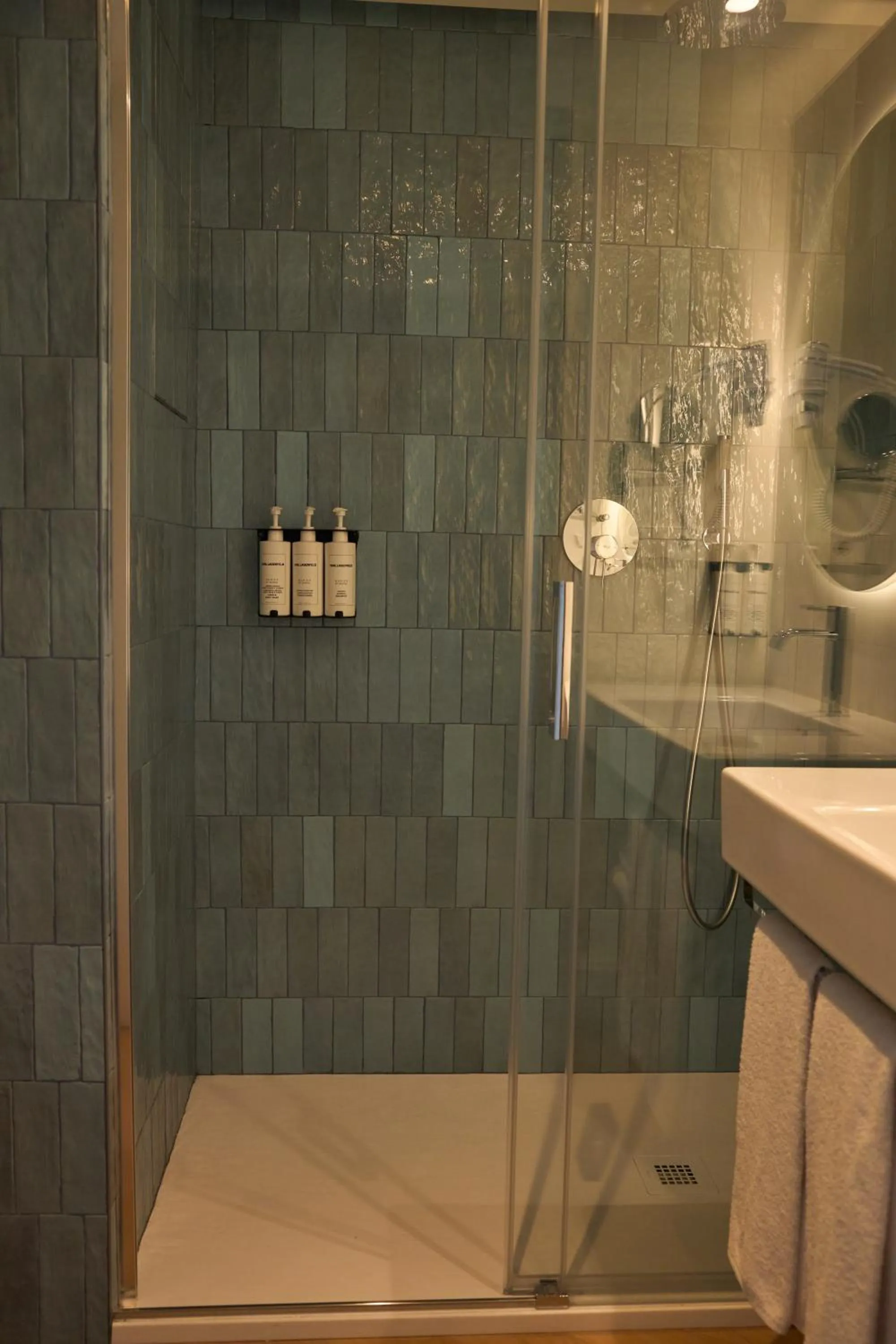 Shower in Hotel Almirante