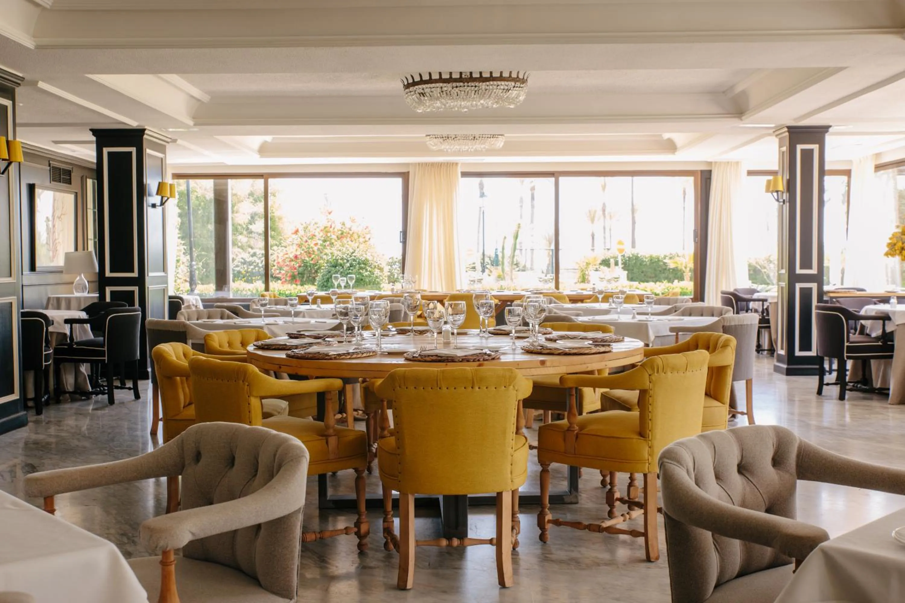 Restaurant/places to eat in Hotel Almirante