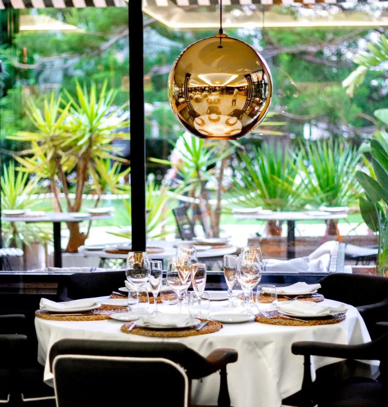 Restaurant/places to eat in Hotel Almirante