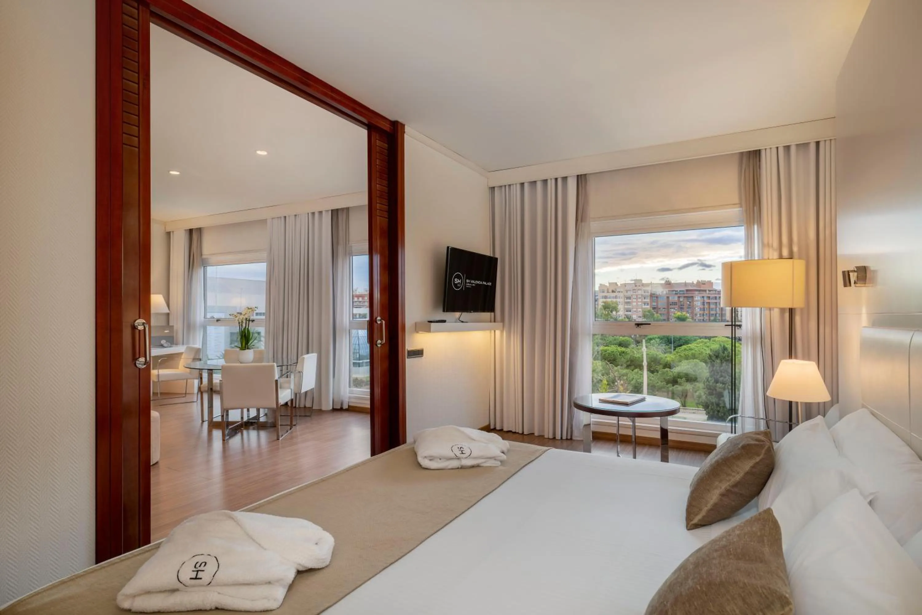 Photo of the whole room, Bed in SH Valencia Palace