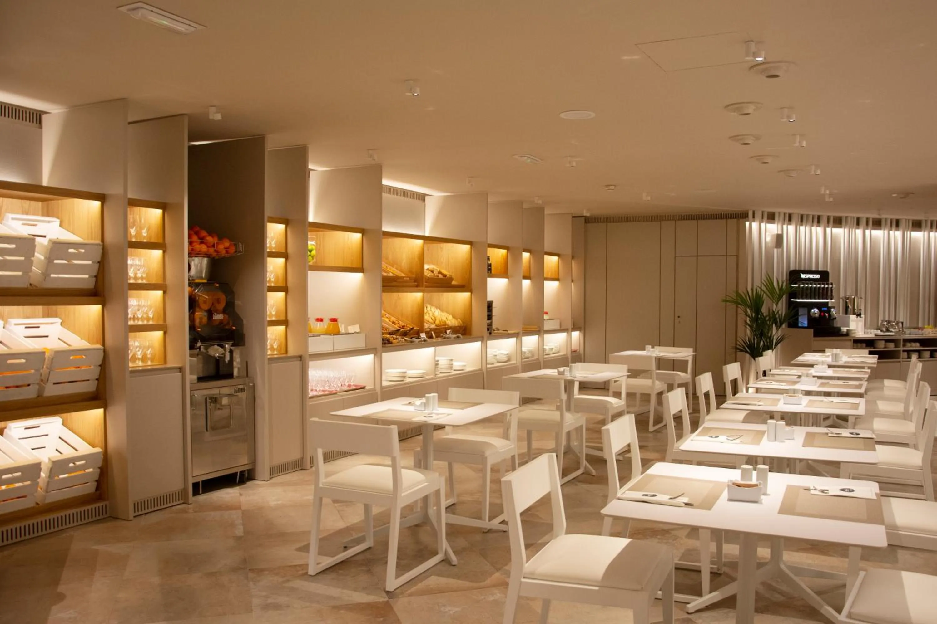 Restaurant/places to eat in SH Valencia Palace