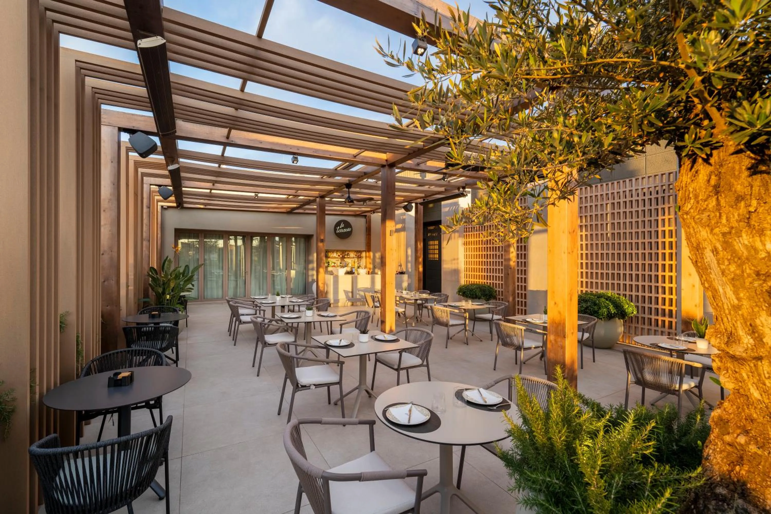 Restaurant/places to eat in SH Valencia Palace