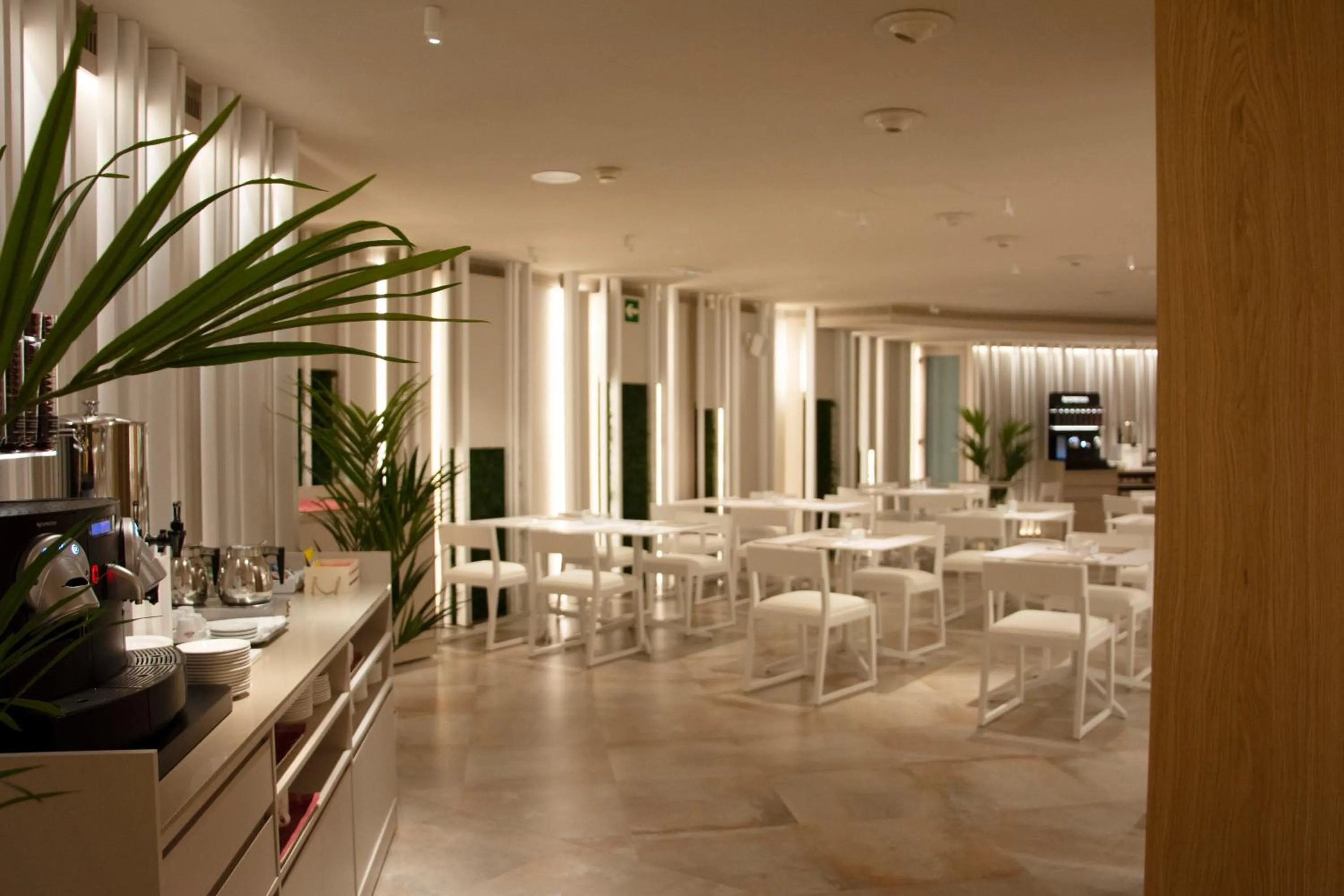 Restaurant/places to eat in SH Valencia Palace