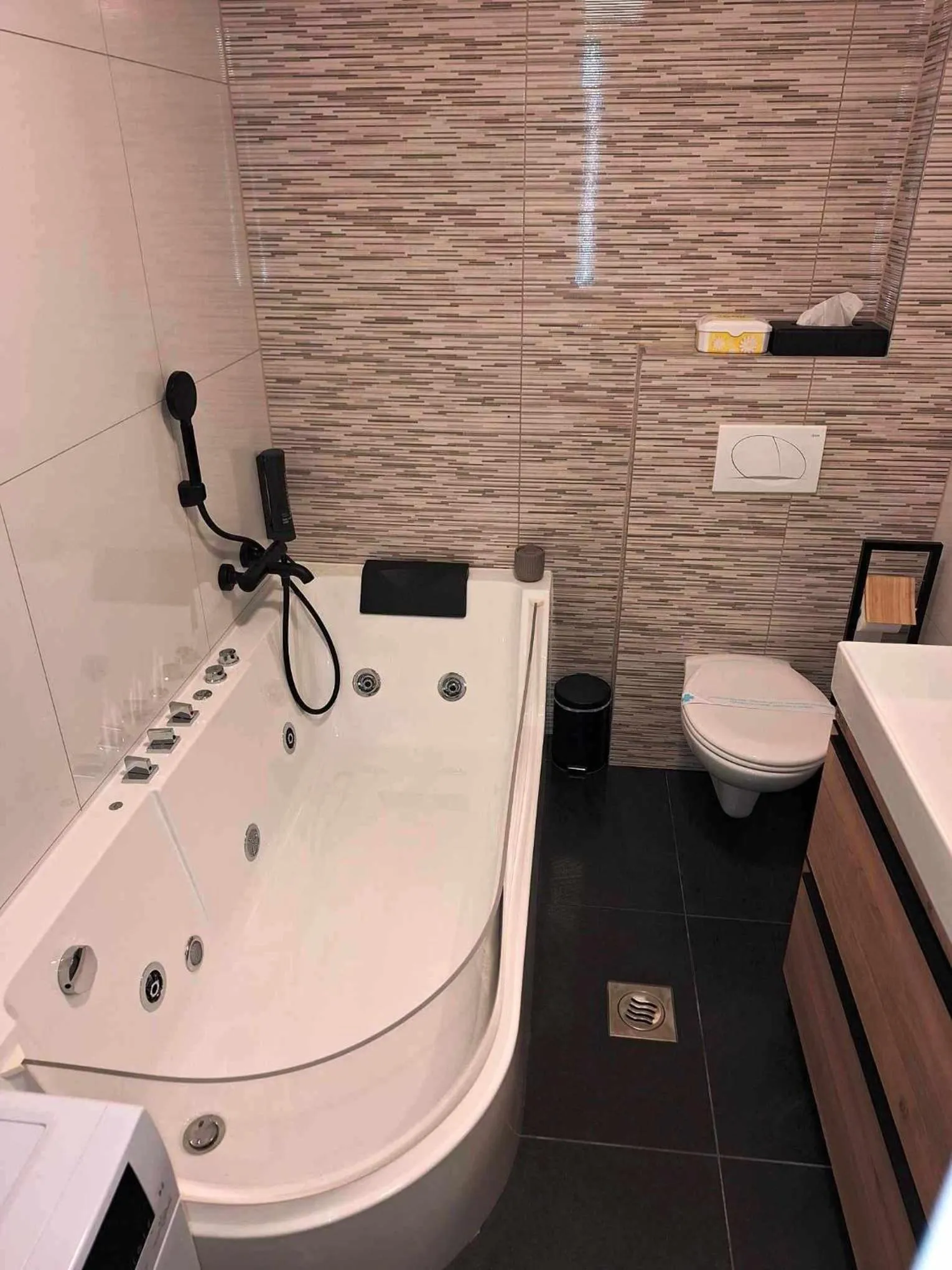 Hot Tub in Arcobaleno Apartments & Rooms