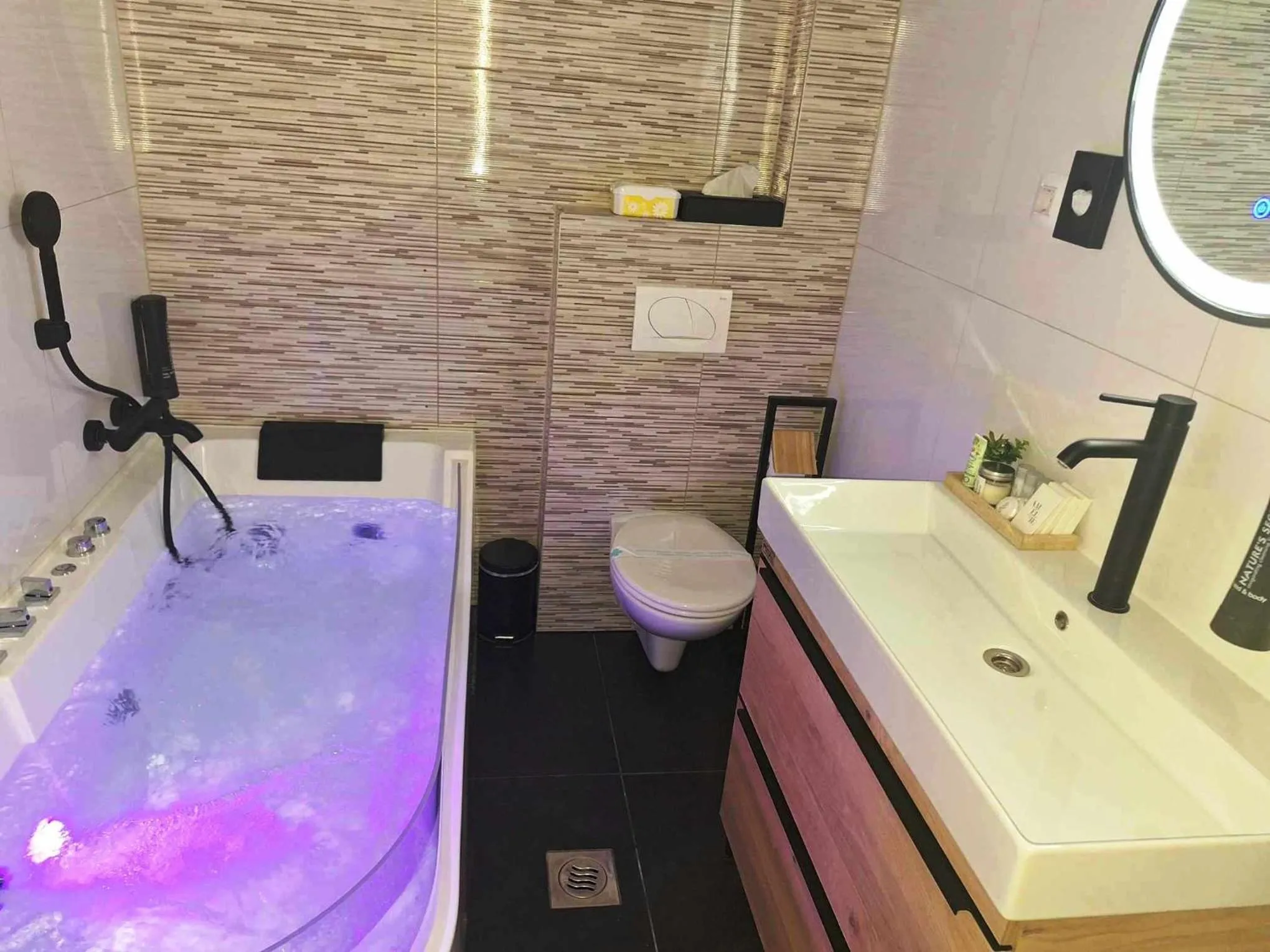 Toilet in Arcobaleno Apartments & Rooms