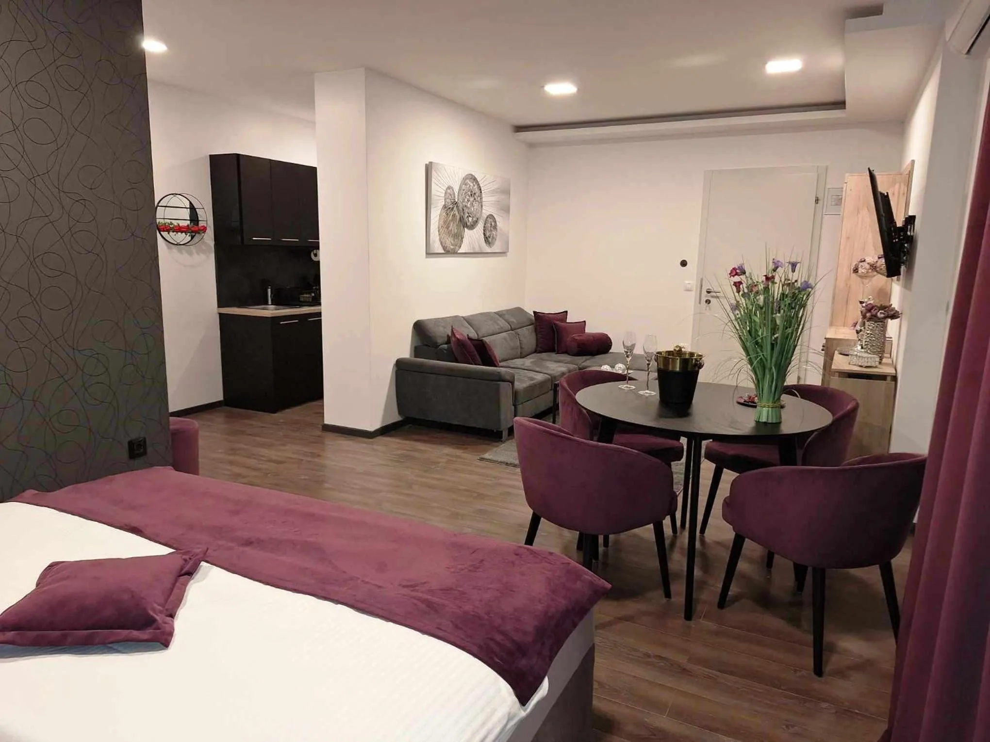 Kitchen or kitchenette, Bed in Arcobaleno Apartments & Rooms