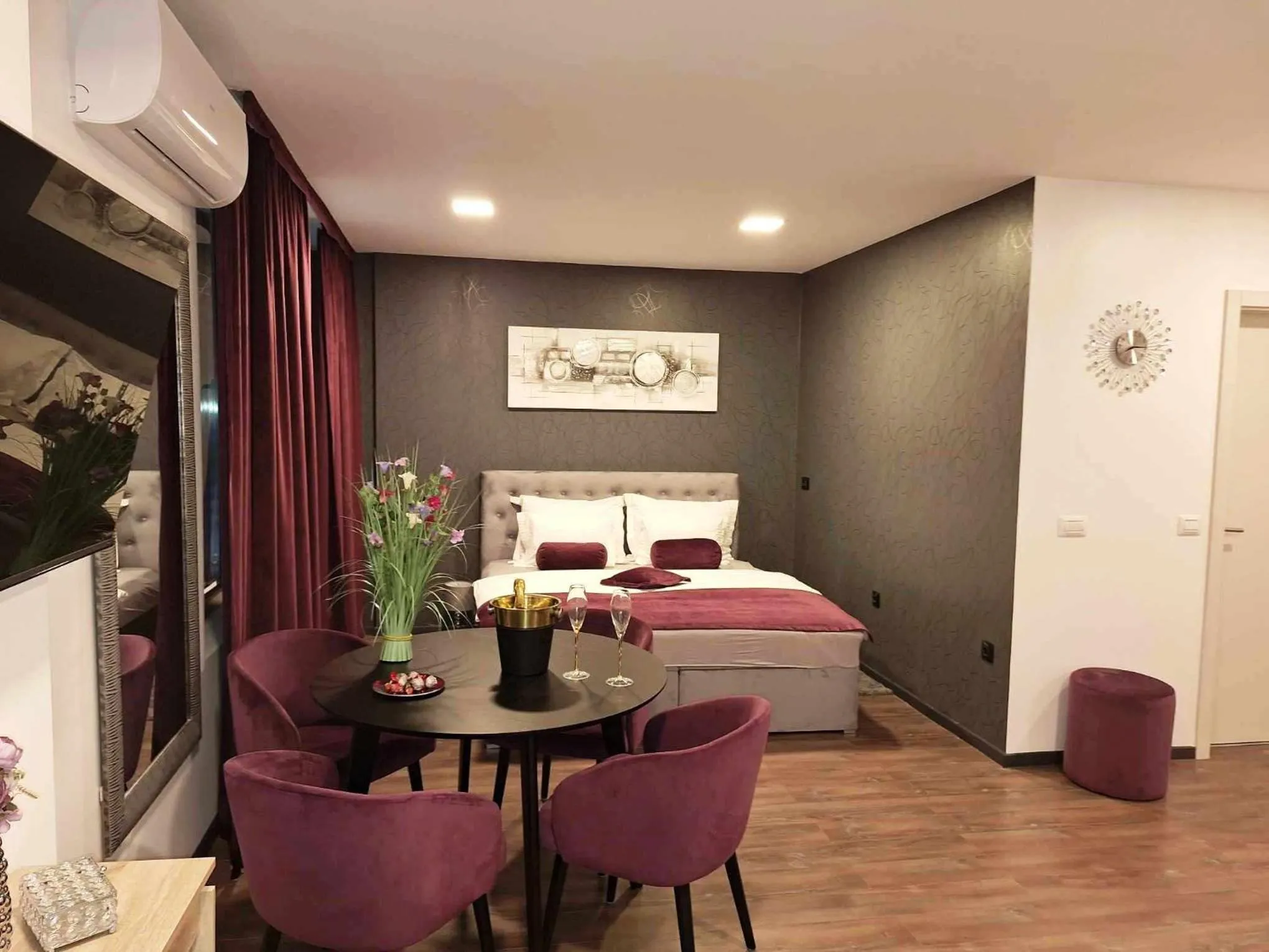 Bed in Arcobaleno Apartments & Rooms