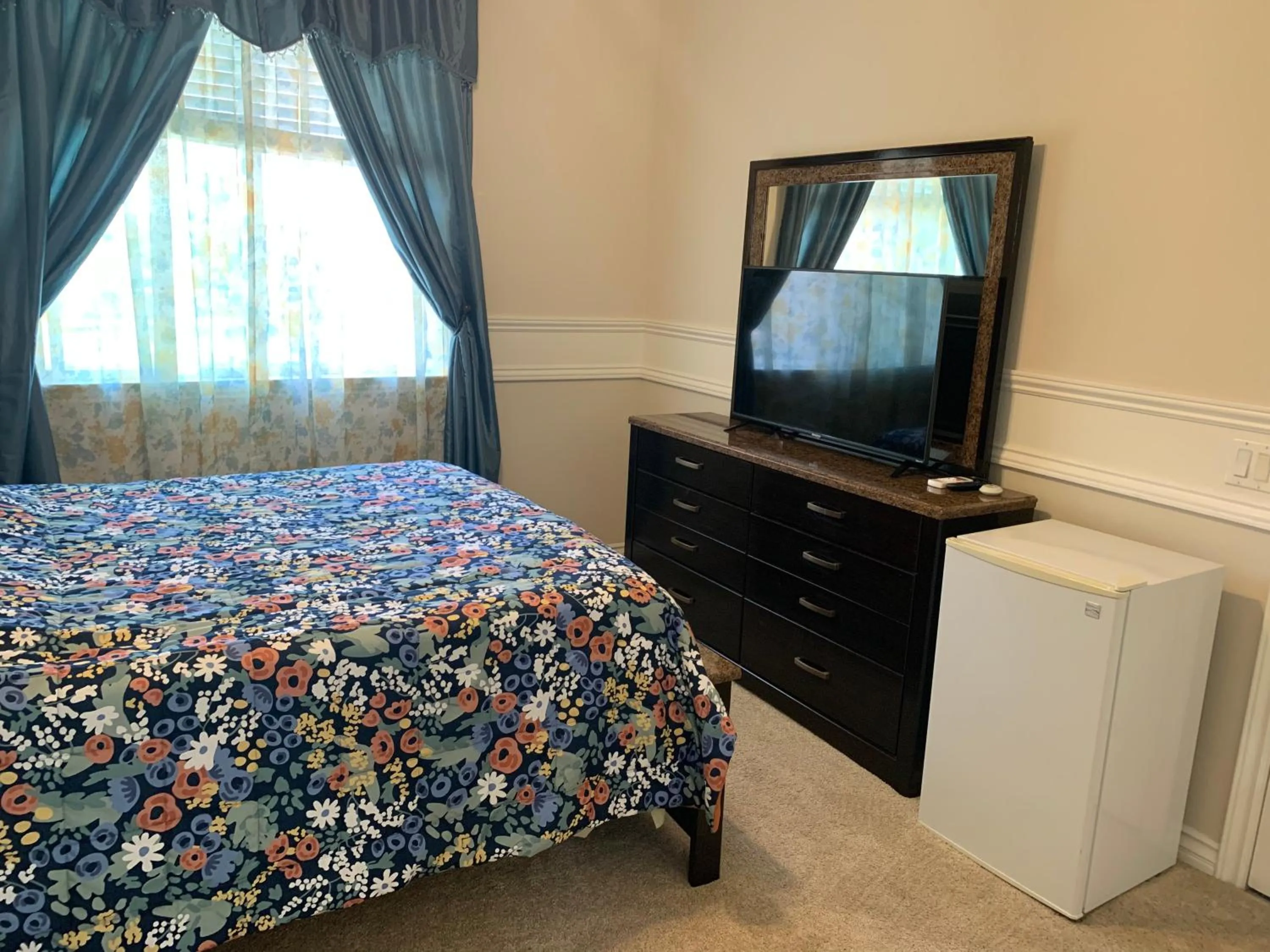 Photo of the whole room, Bed in High End Triplex with Pool