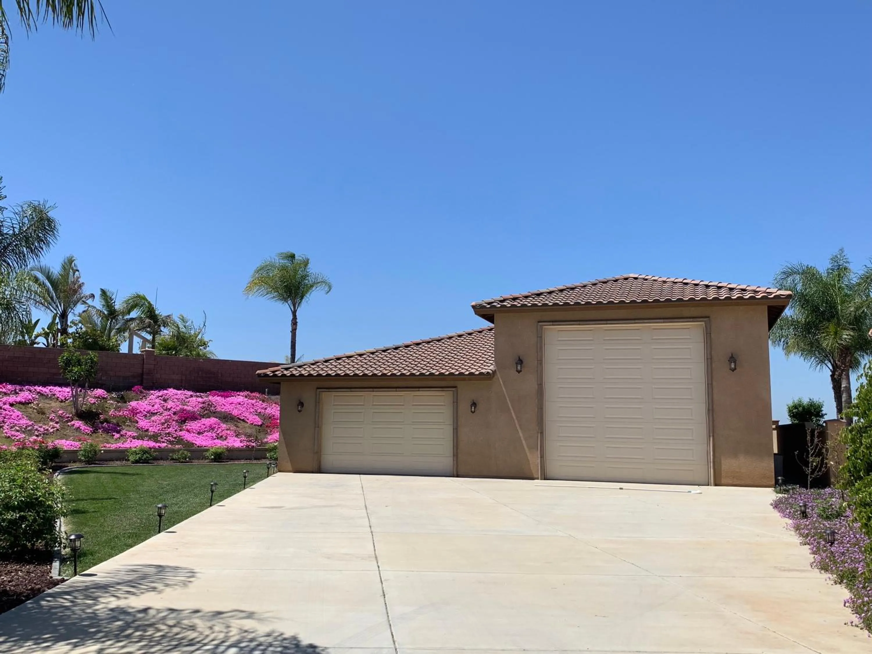 Parking in High End Triplex with Pool