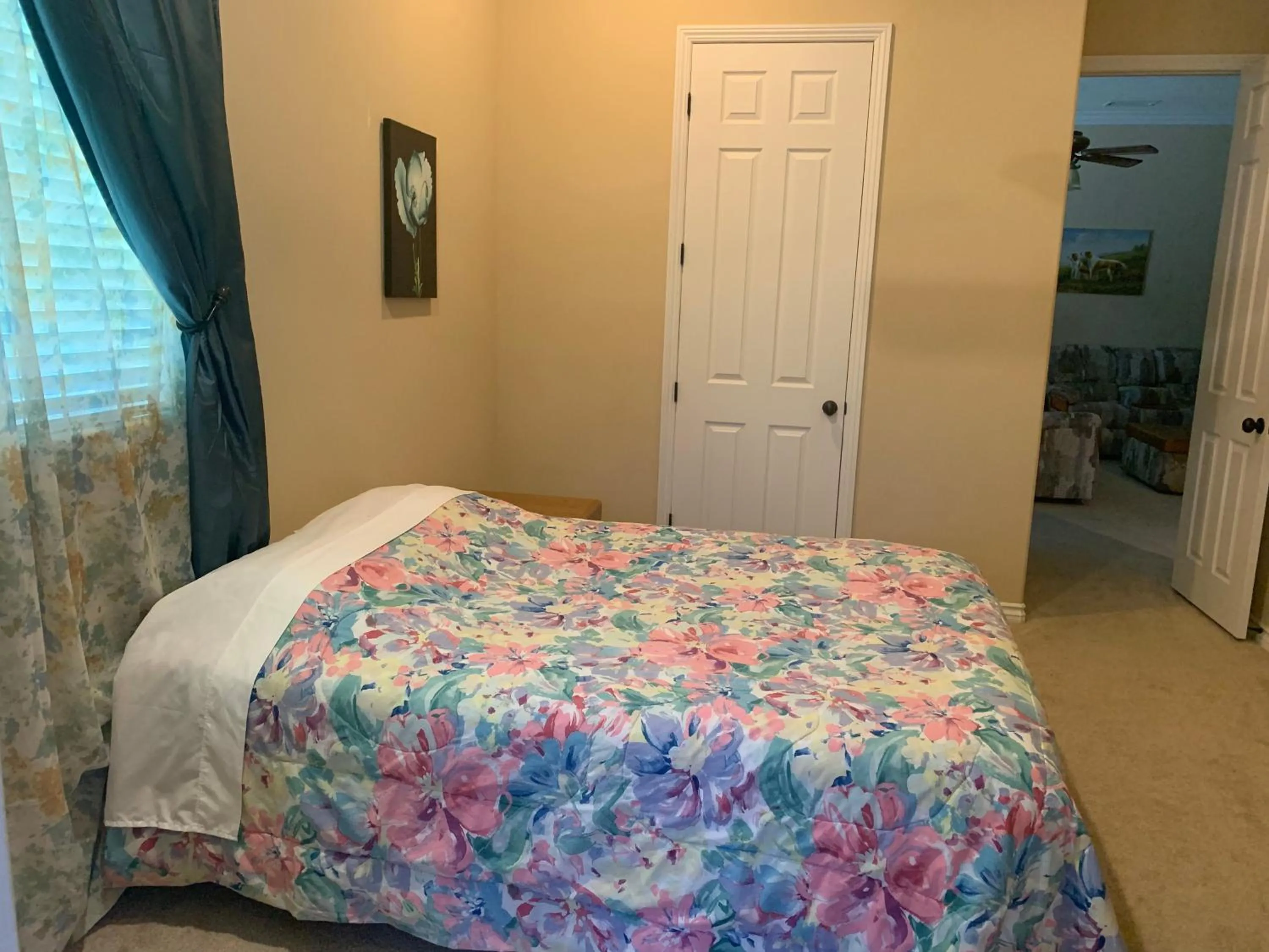 Bed in High End Triplex with Pool