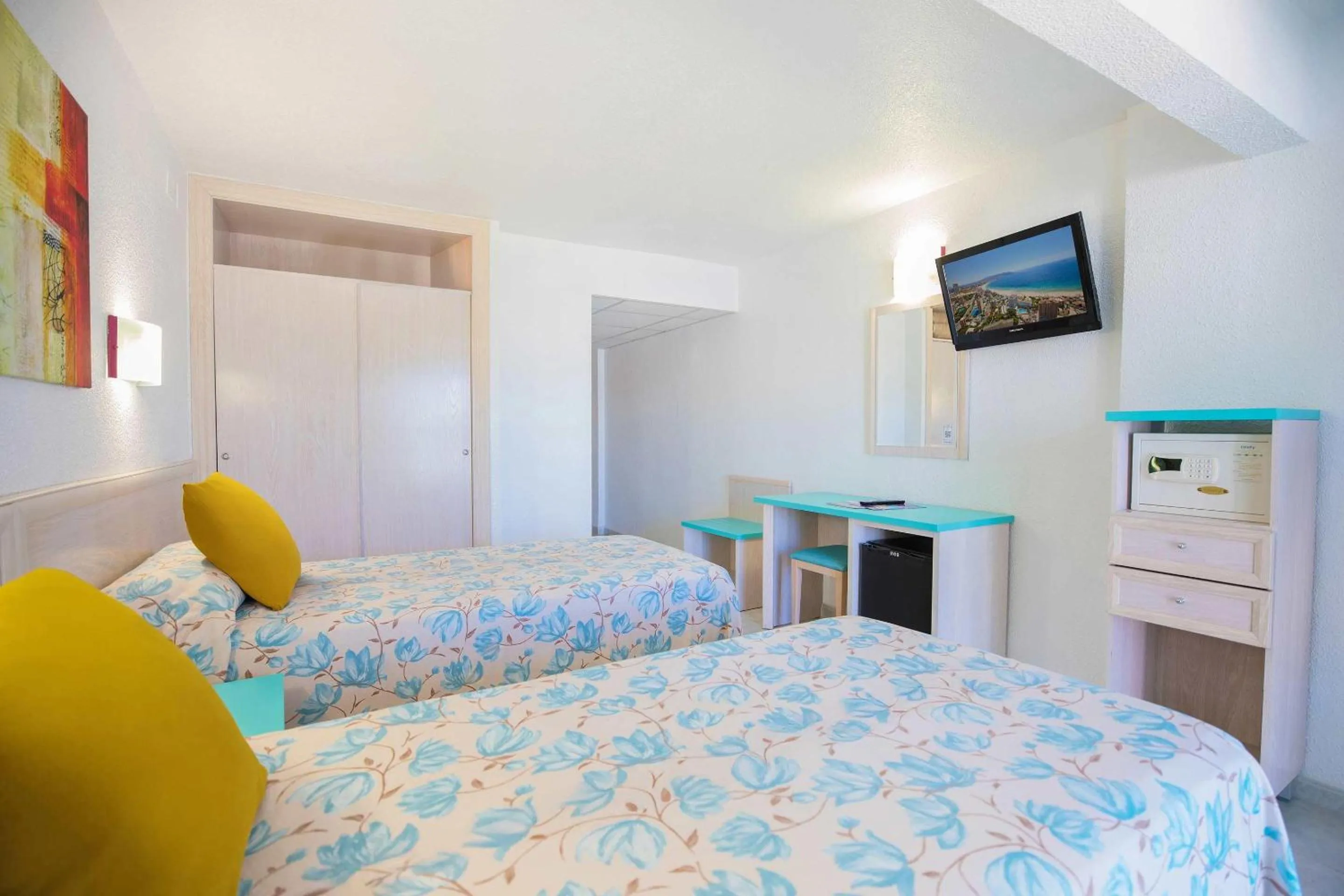 Photo of the whole room, Bed in Hotel Servigroup Torre Dorada