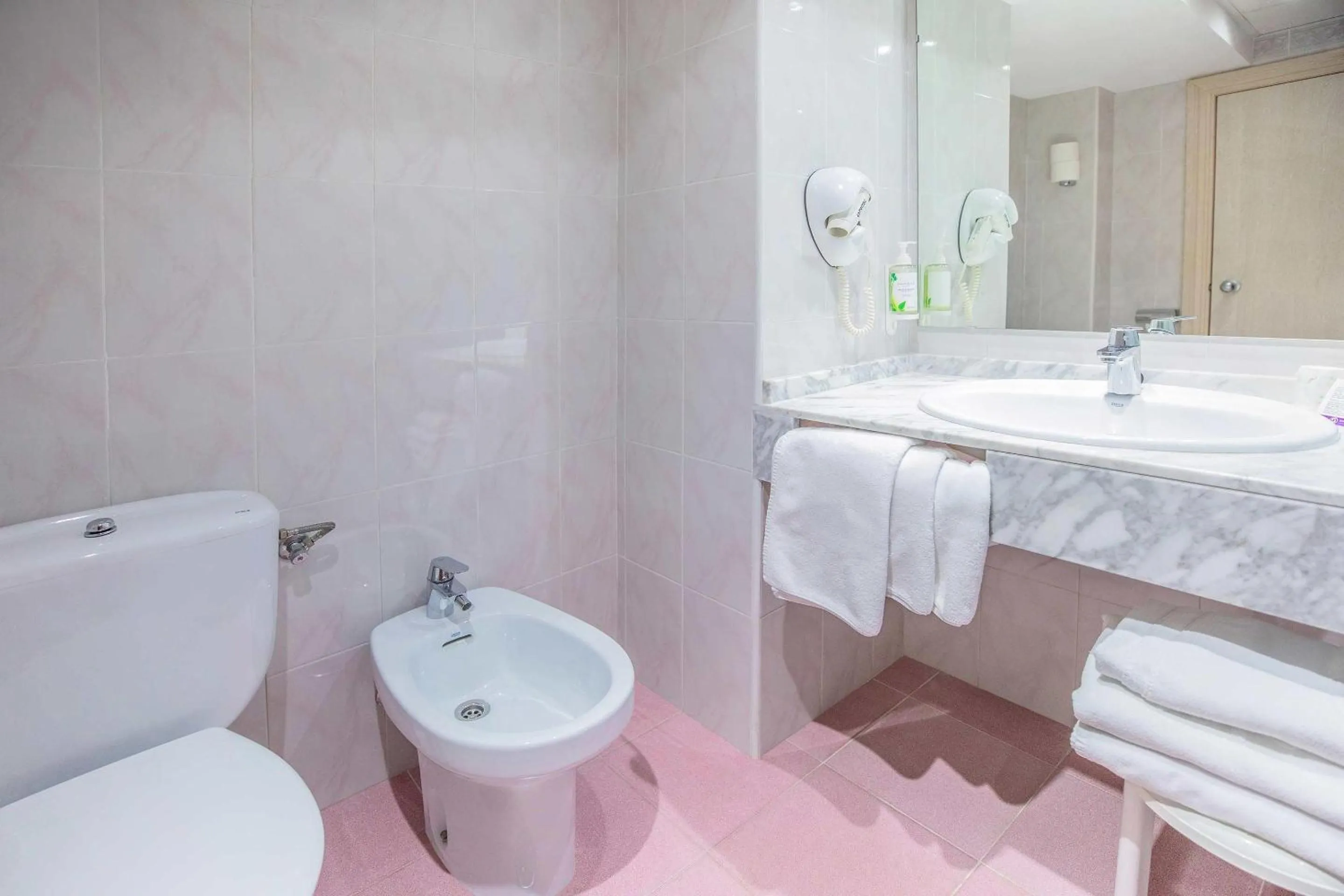 Bathroom in Hotel Servigroup Torre Dorada