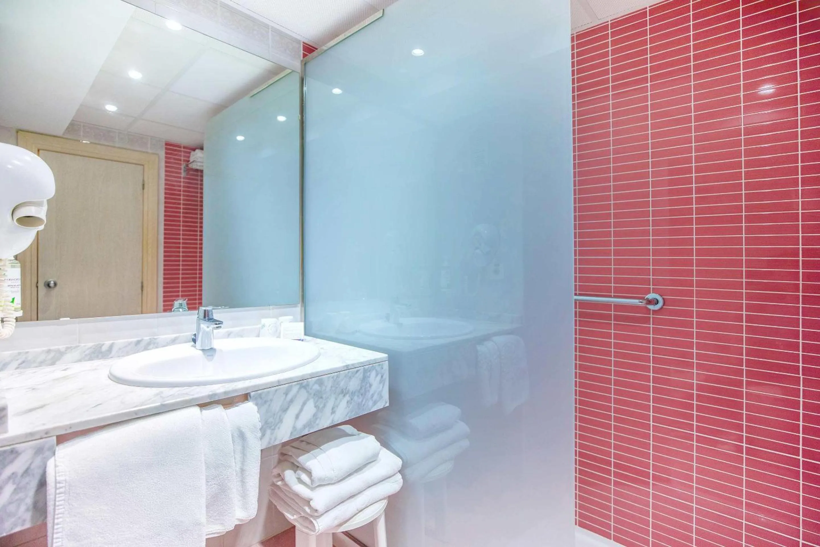 Bathroom in Hotel Servigroup Torre Dorada