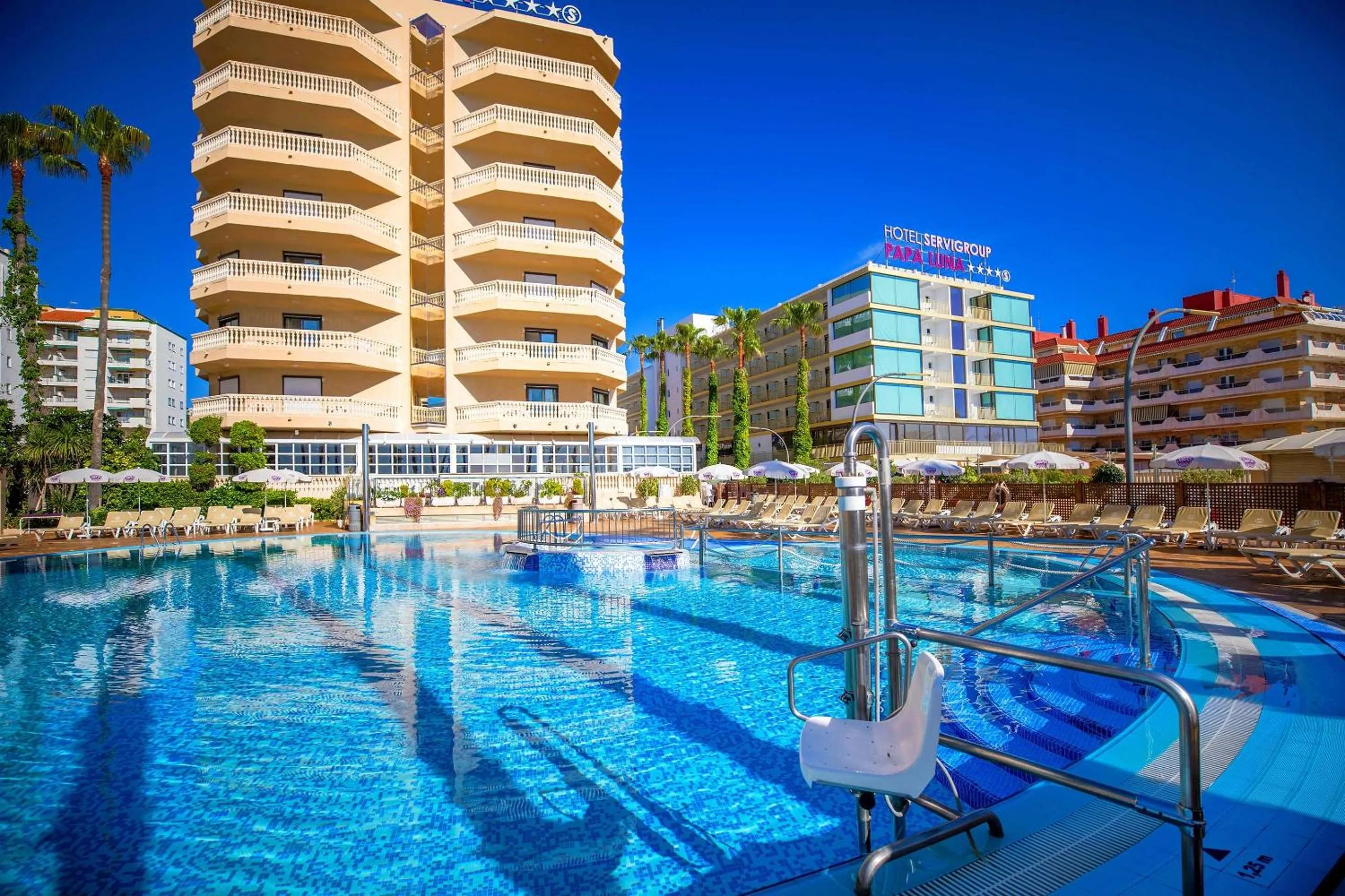 Swimming pool in Hotel Servigroup Papa Luna 4 Sup