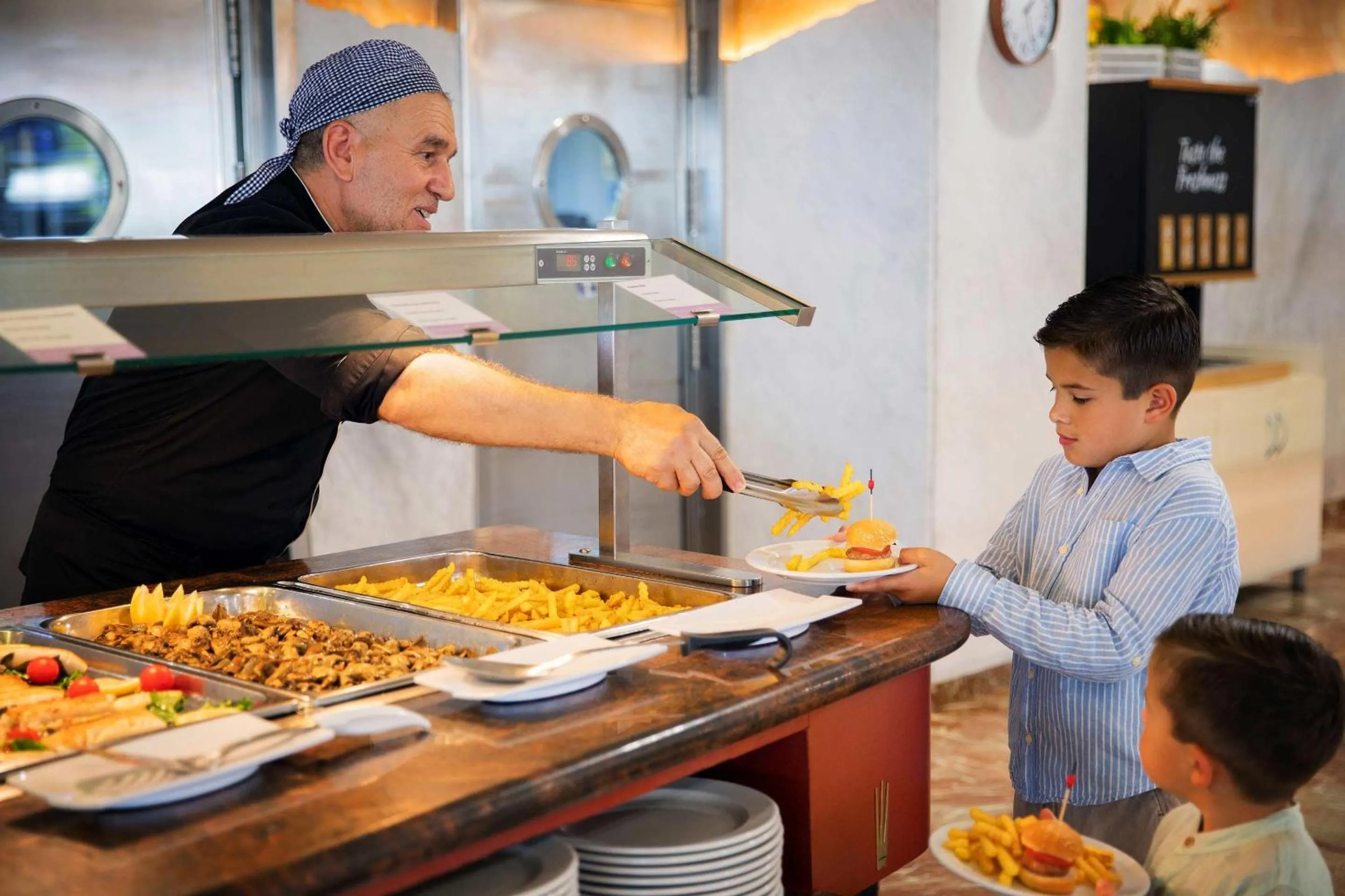 Staff in Hotel Servigroup Papa Luna 4 Sup