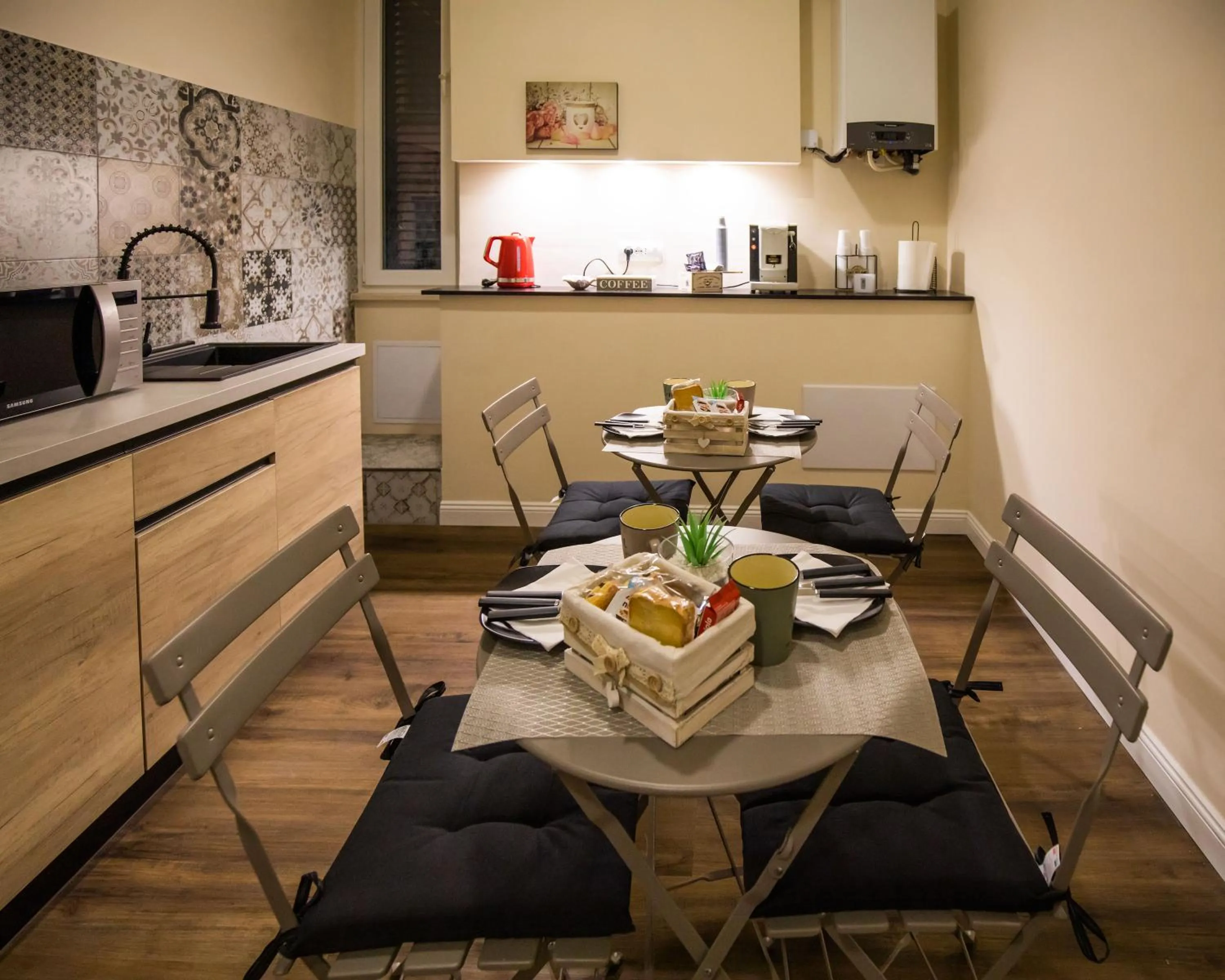 Coffee/tea facilities, Restaurant/Places to Eat in Essential Rooms