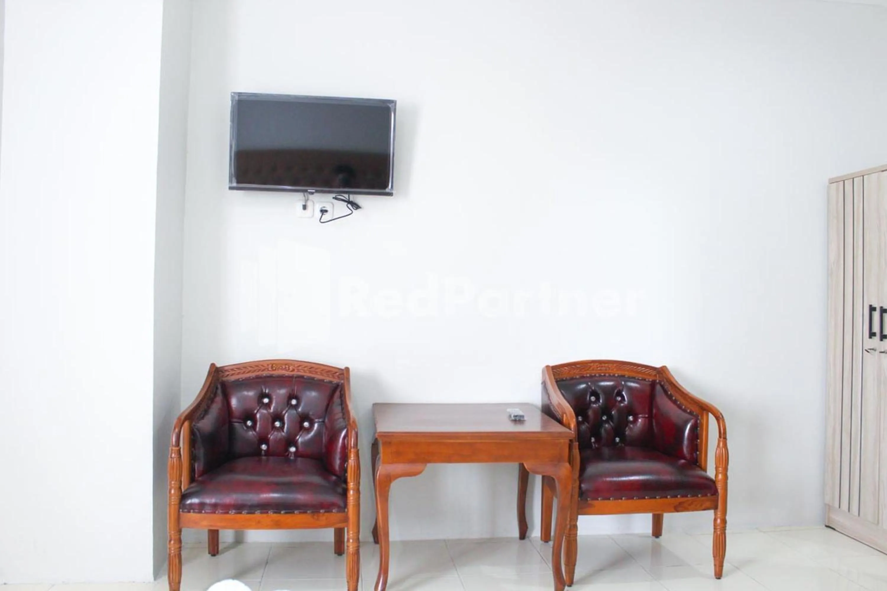 Seating area in Brahma Hotel Mitra RedDoorz