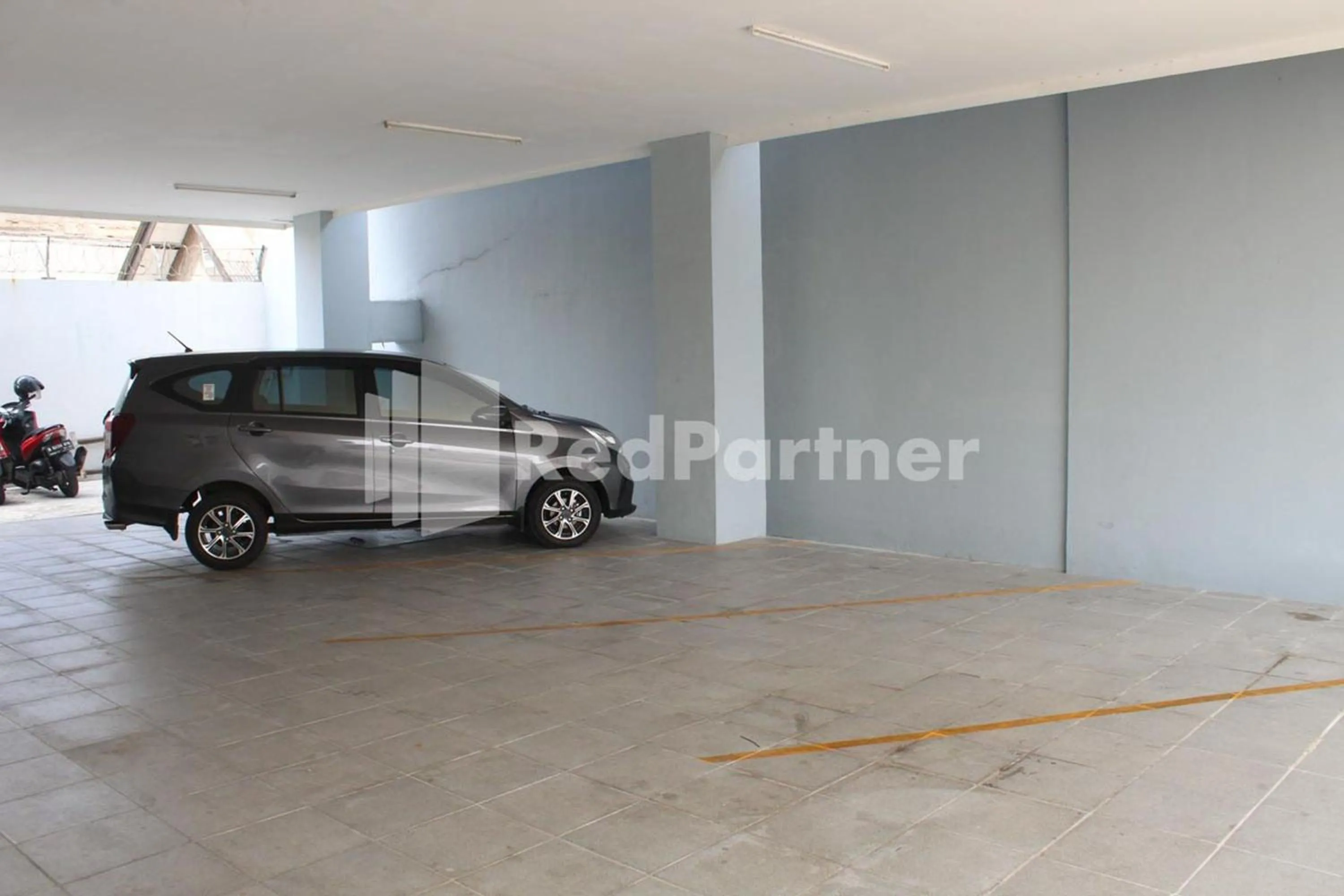 Parking in Brahma Hotel Mitra RedDoorz