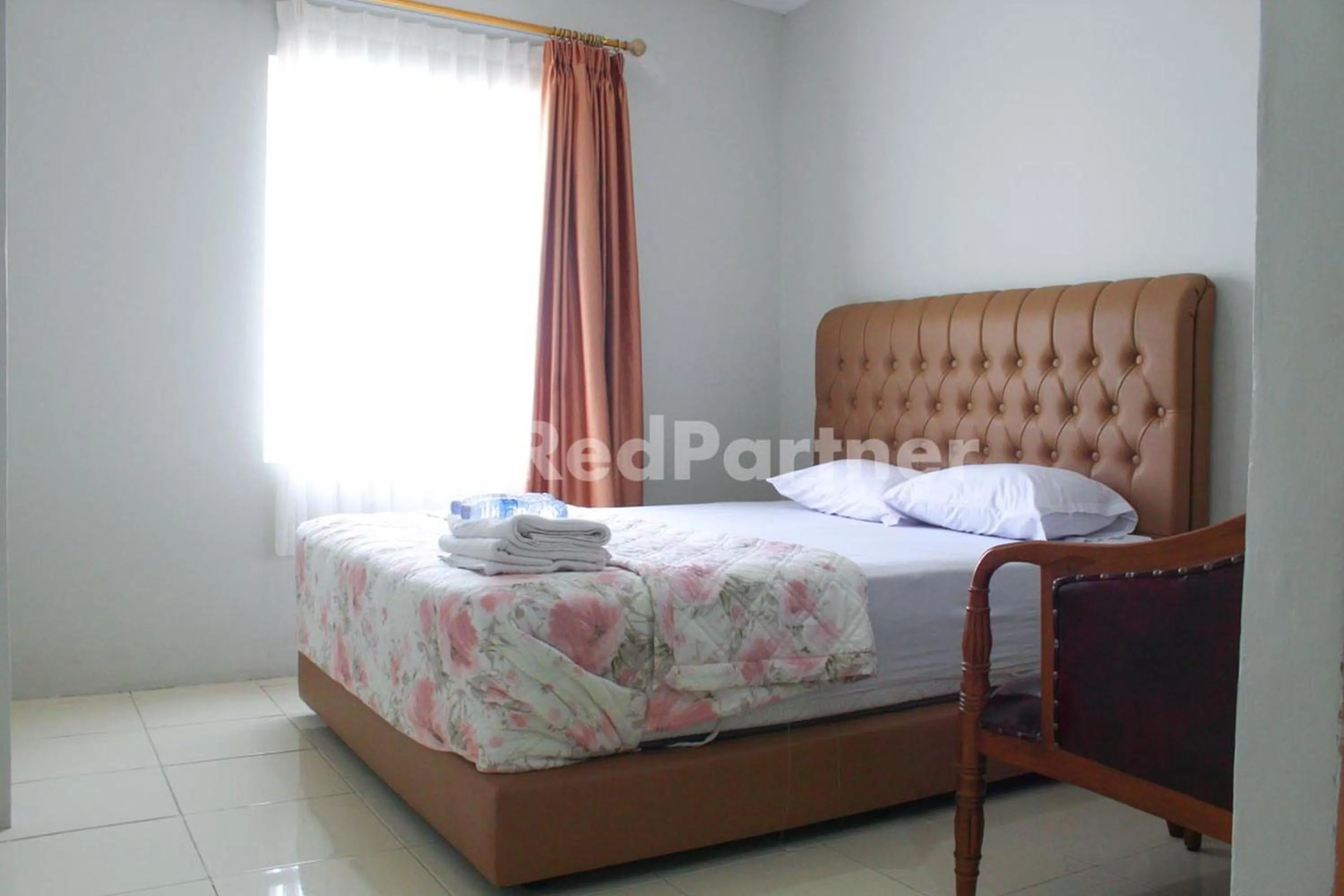 Bedroom, Bed in Brahma Hotel Mitra RedDoorz