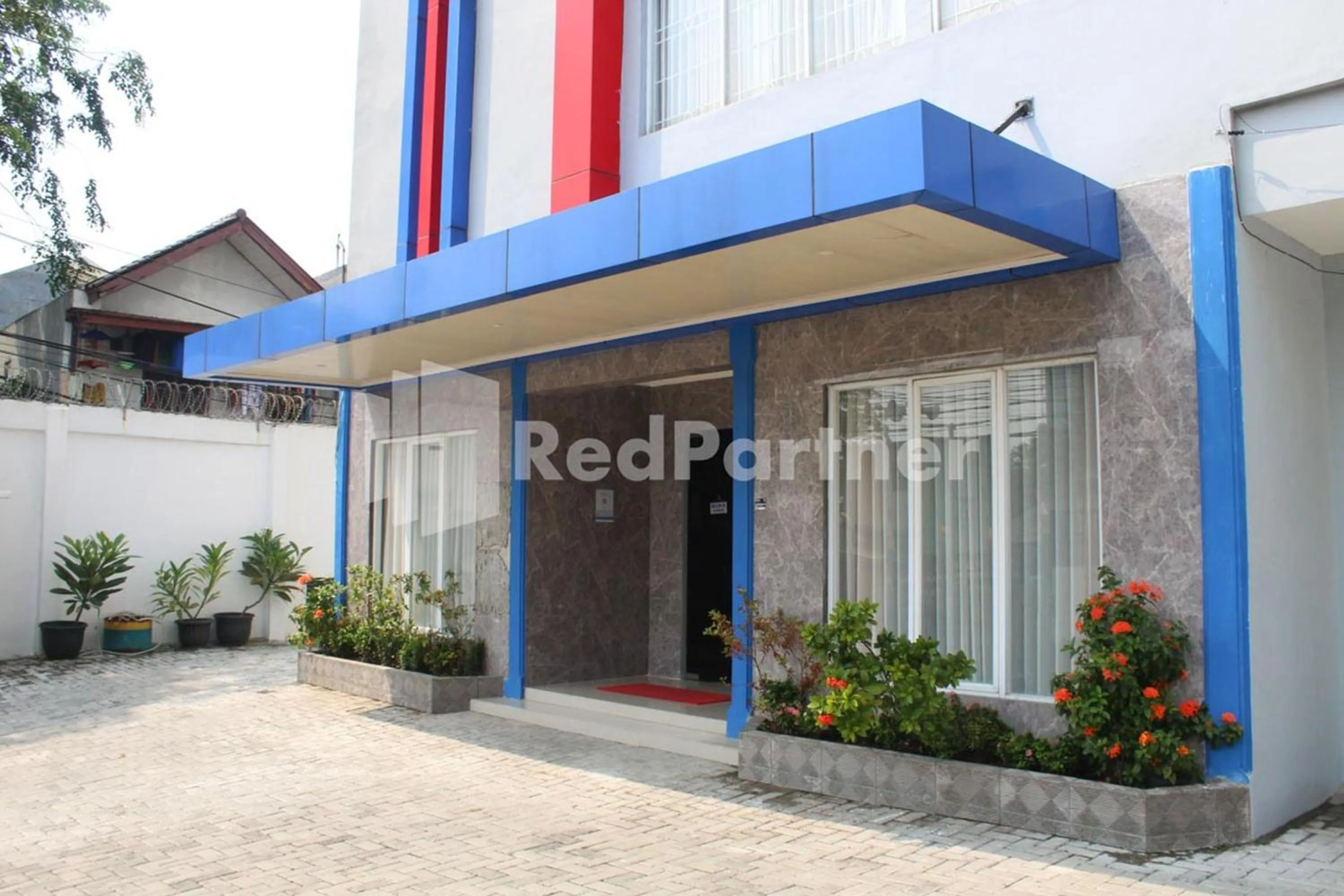 Property building in Brahma Hotel Mitra RedDoorz